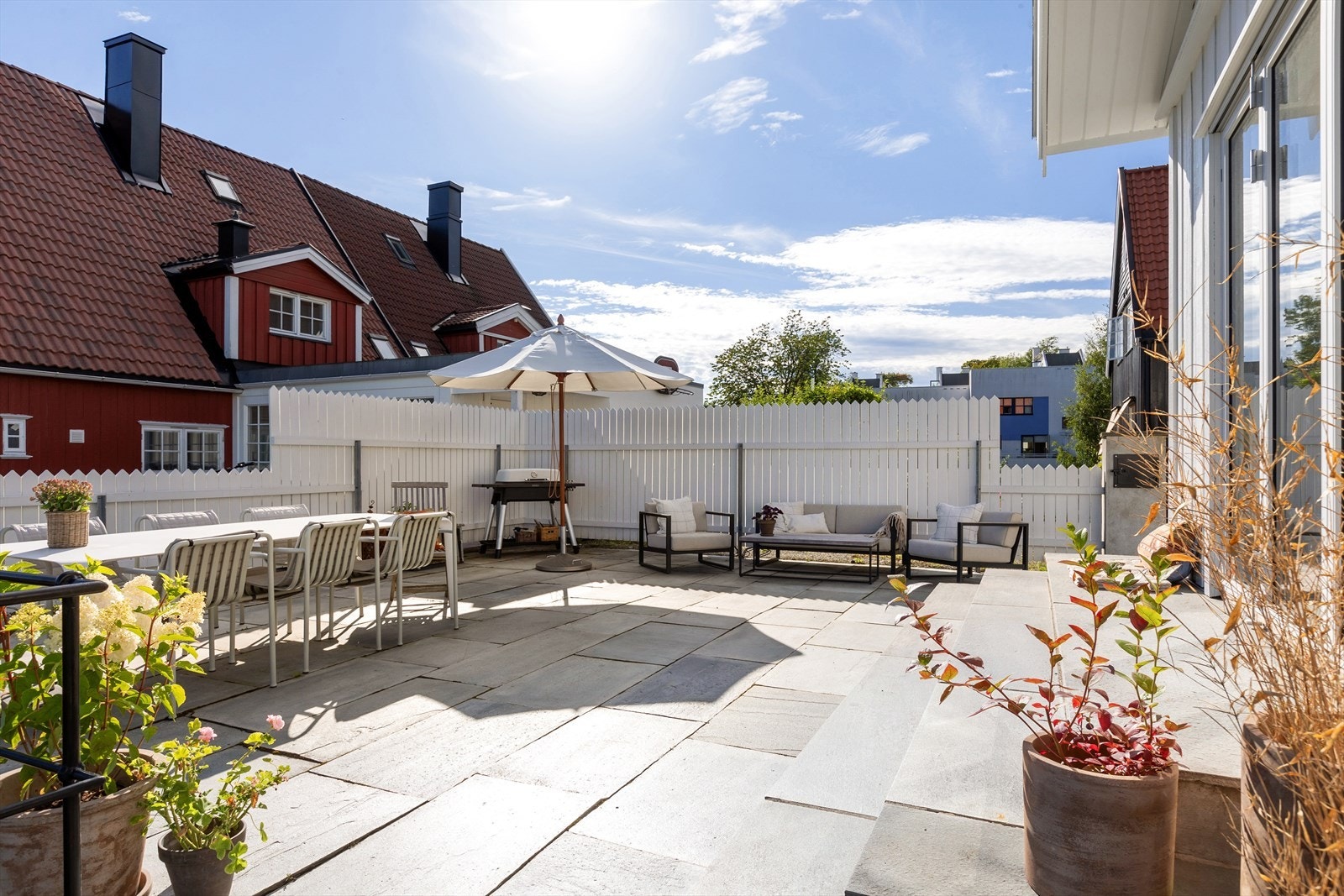 Uteplassen er godt vedlikeholdt og fremstår som velholdt. Galleribilde