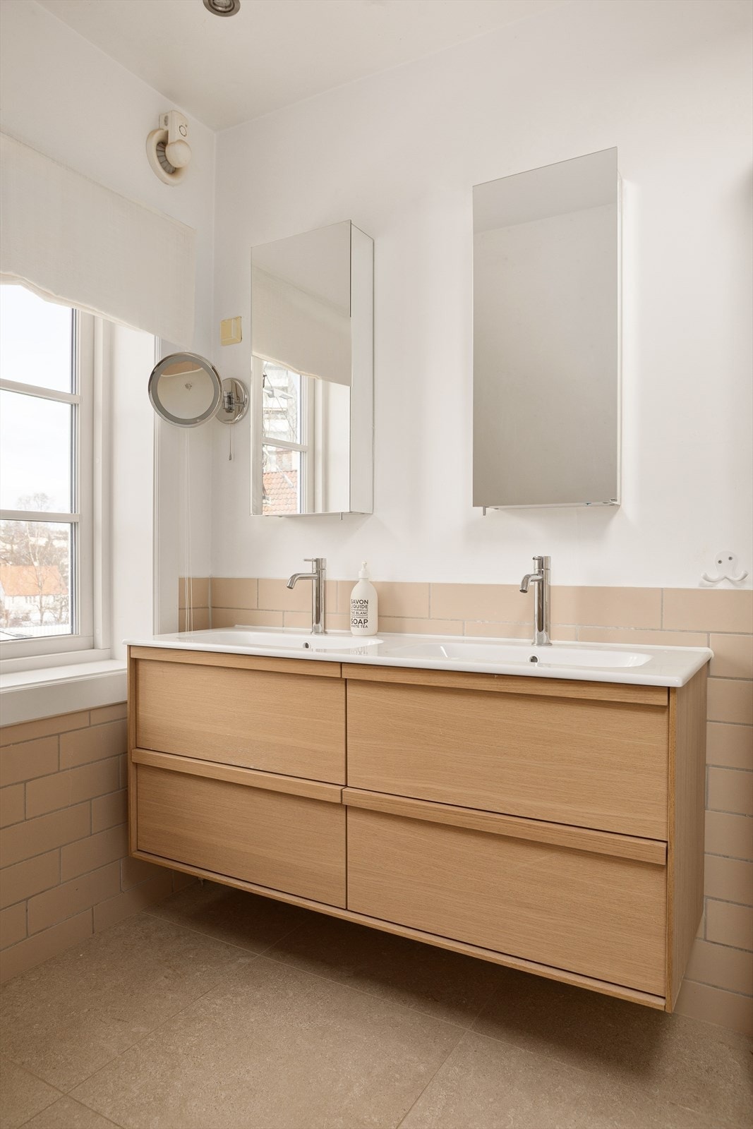 Delikat baderomsinnredning med dobbelservant. Galleribilde