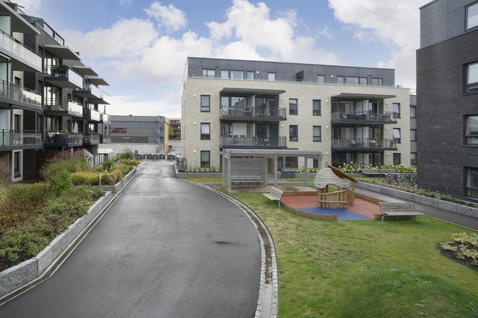 Pent opparbeidet tun mellom blokkene Galleribilde