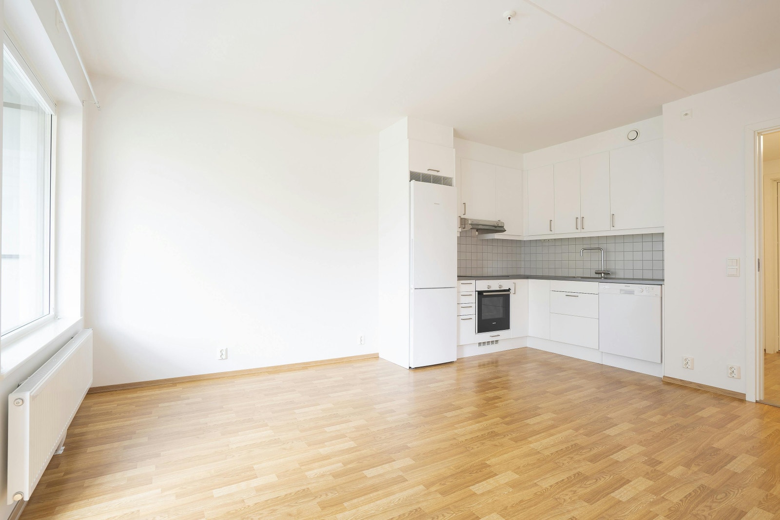 Komplett kjøkken med hvite fronter, inkl hvitevarer Galleribilde