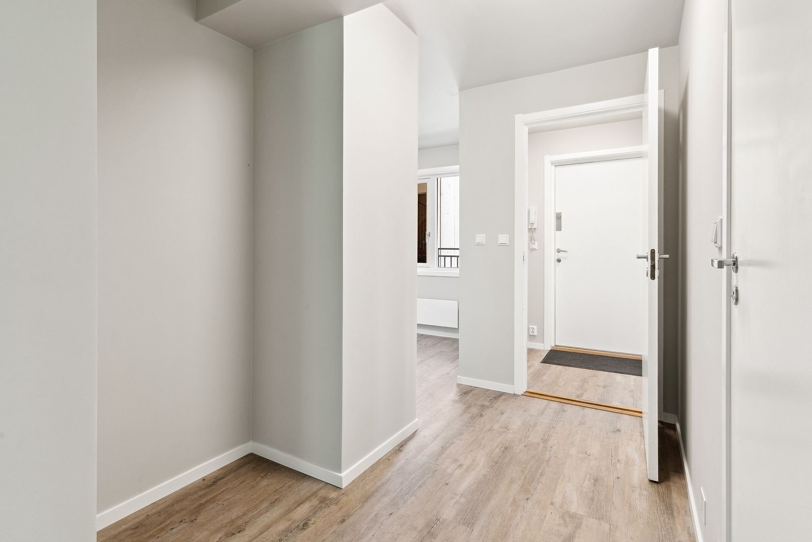 Entre med plass til å henge fra seg yttertøy og sko Galleribilde