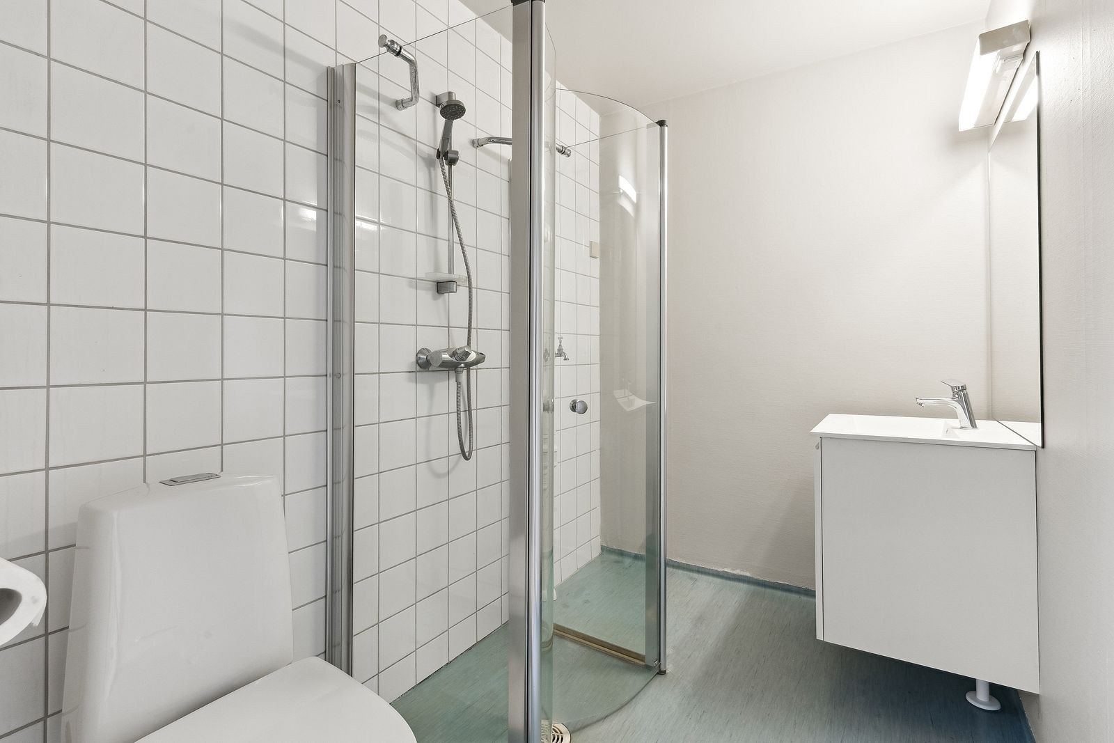 Baderom med ny skapinnredning og dusjhjørne - Opplegg til vaskemaskin Galleribilde