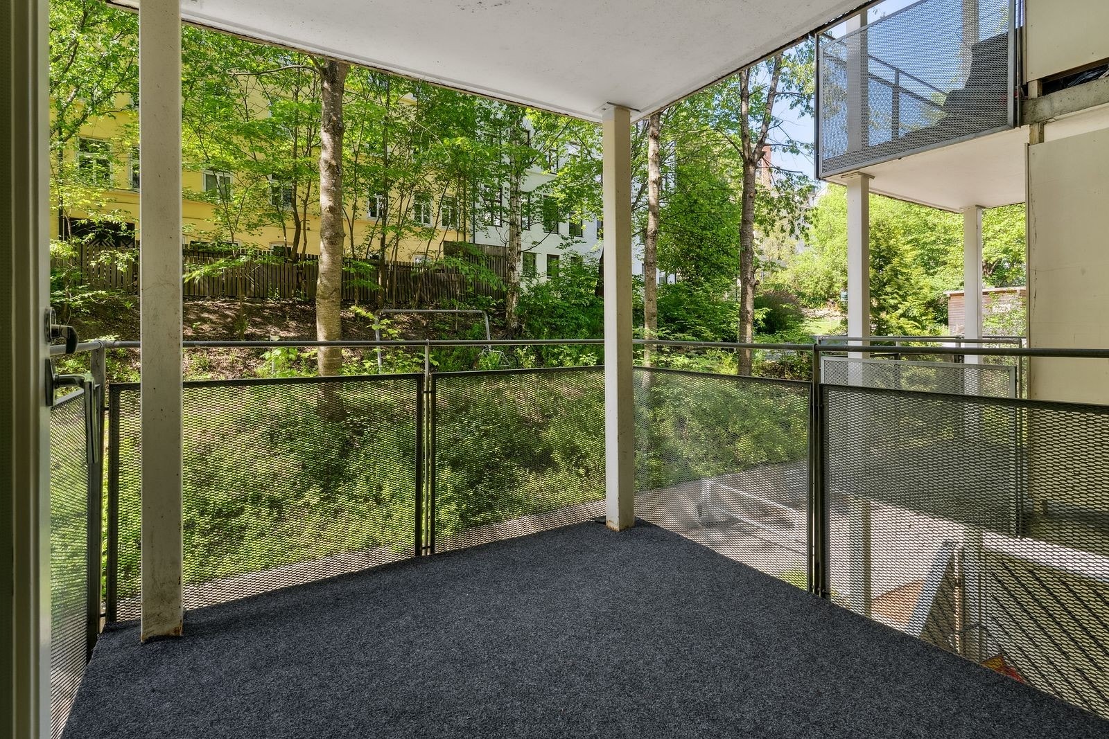 Balkongen er romslig uten innsyn - vendt mot nordvest Galleribilde