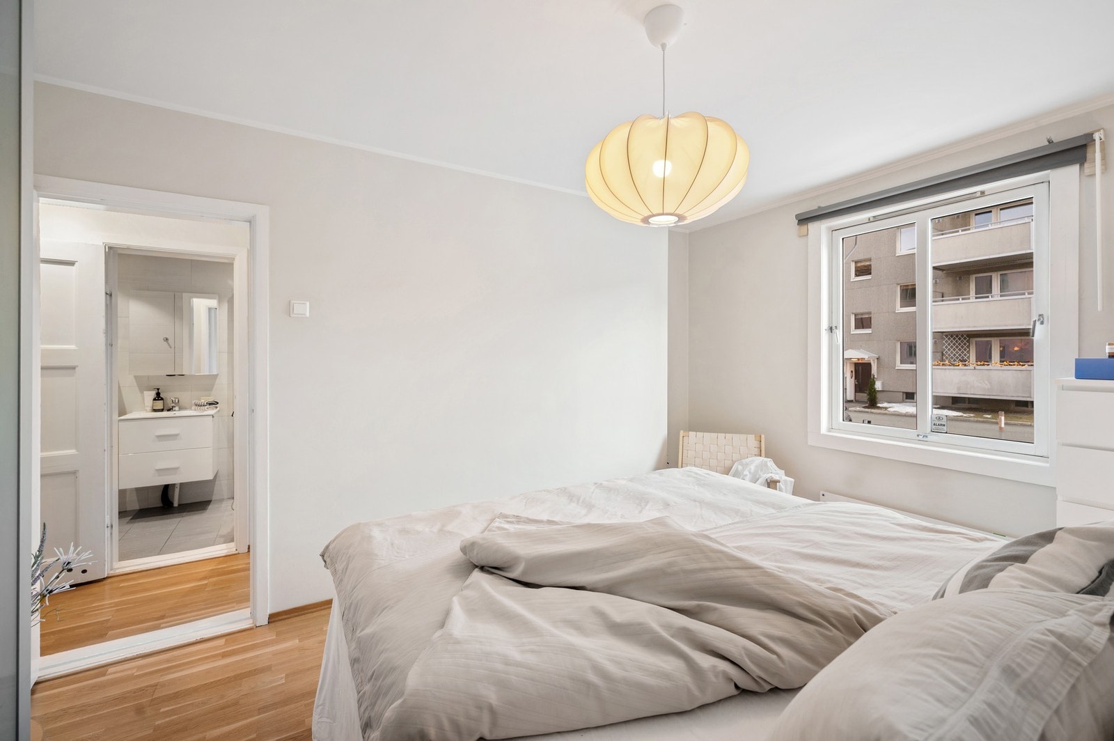 Soverommet ligger vendt mot fredelige omgivelser og gir enkel tilgang til badet. Galleribilde