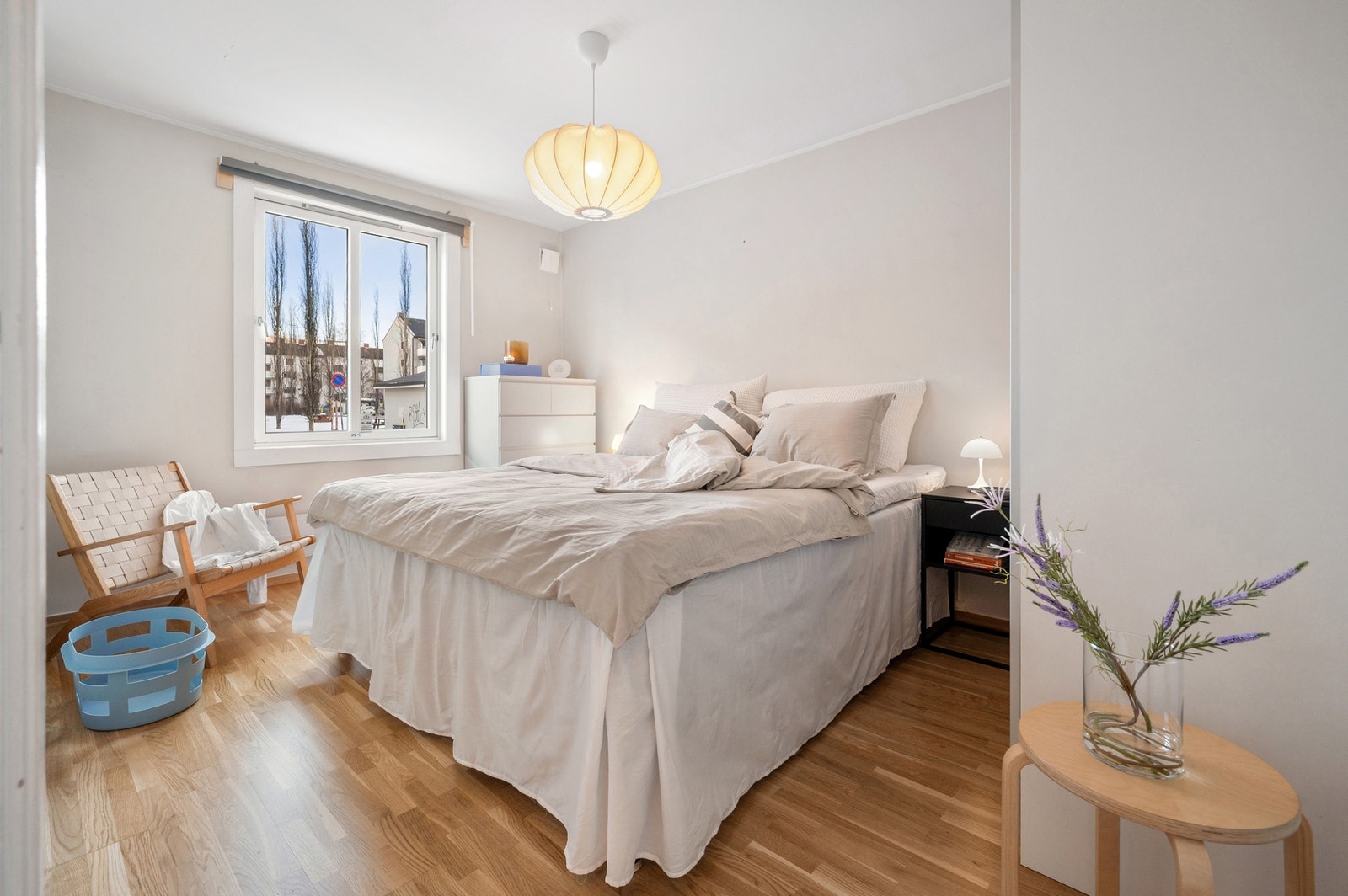 Lyst og romslig soverom på 12,9 kvm med god plass til dobbeltseng og øvrig møblement. Galleribilde