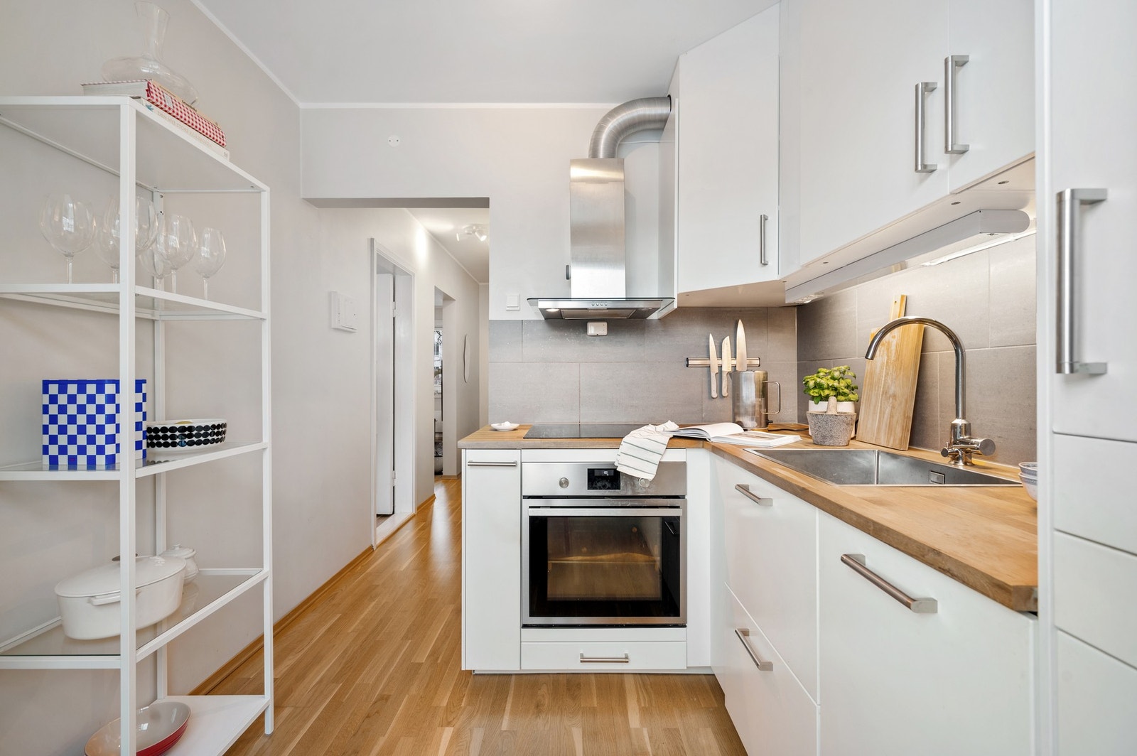 Kjøkkenet er utstyrt med integrert platetopp, stekeovn, oppvaskmaskin og kjøleskap. Galleribilde