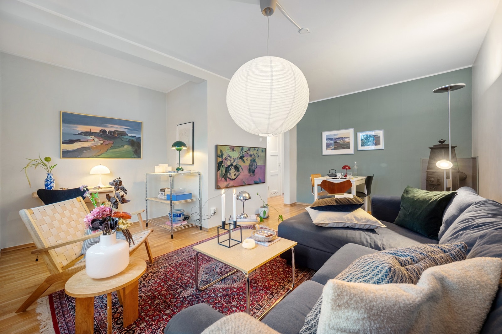 Naturlig skille mellom stue og kjøkken som gir flere soner. Galleribilde