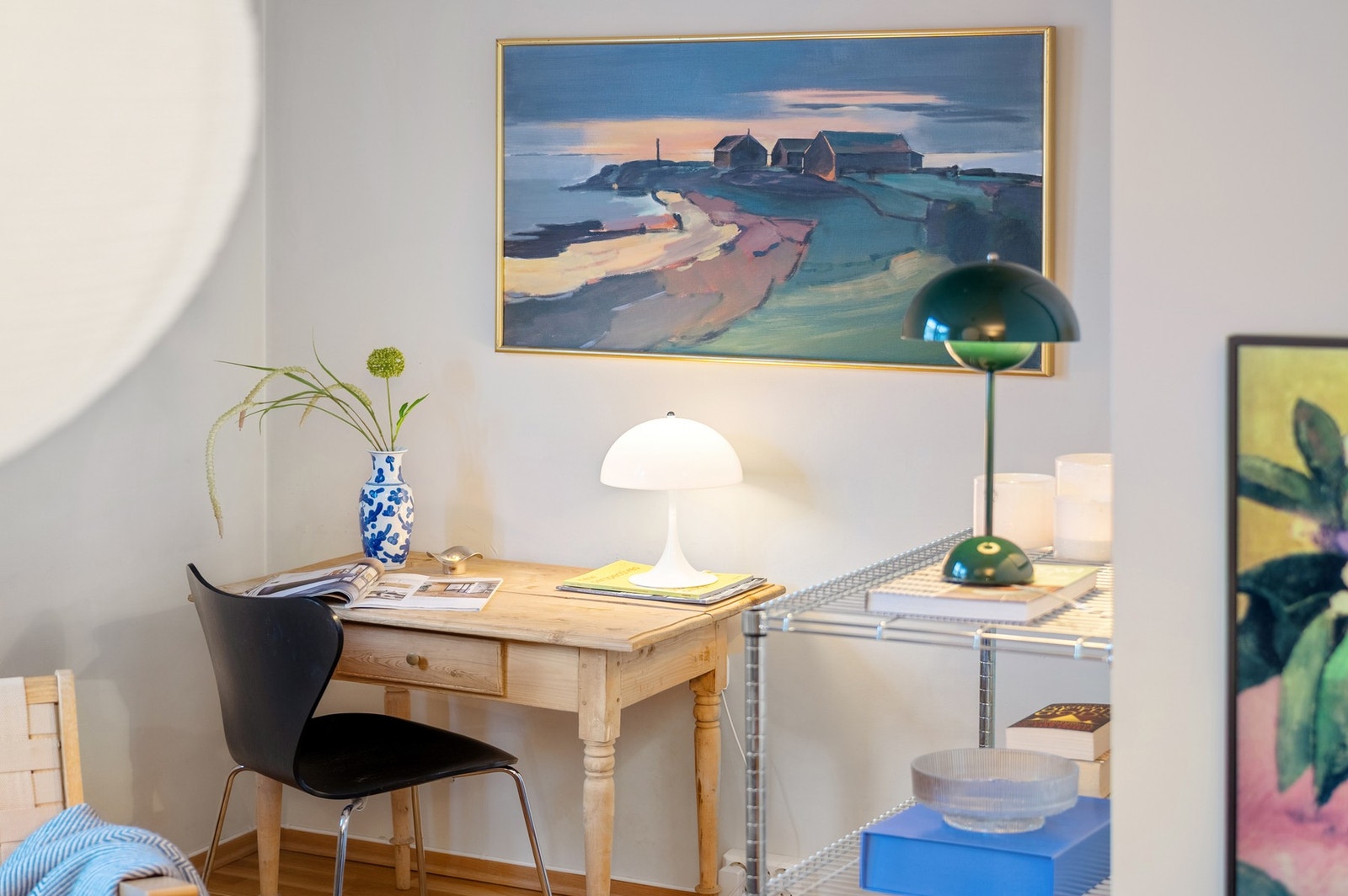 Stuen byr på flere gode møbleringsmuligheter og kan enkelt tilpasses ulike behov. Galleribilde