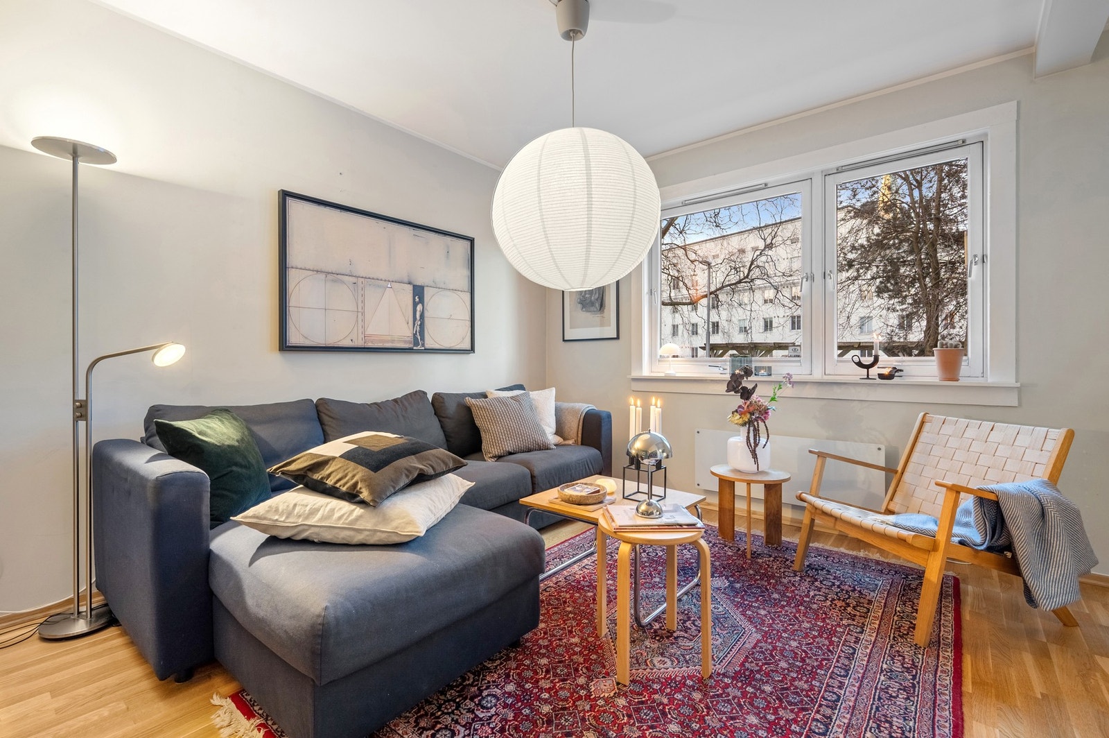 Stuen er romslig med sine 17,2 kvm og har god plass til en komfortabel sofagruppe. Galleribilde