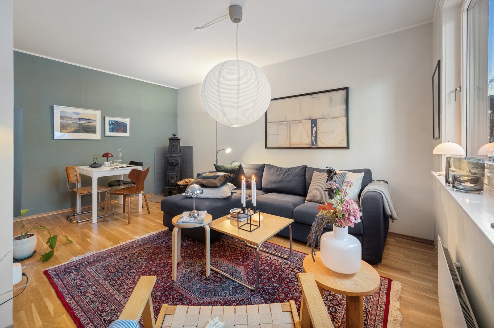 Bygningen er en klassisk boligblokk oppført i 1939, med 3 etasjer samt kjeller og loft. Galleribilde