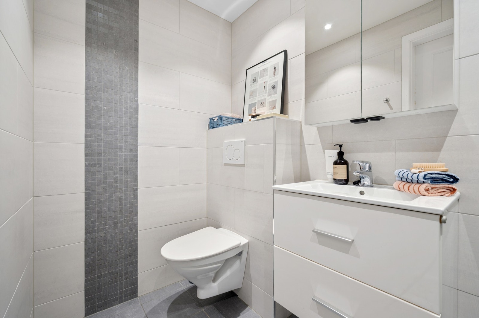 Baderommet ble oppusset i 2016 og fremstår i god stand, med TG1 på de fleste punkter fra takstmann. Galleribilde