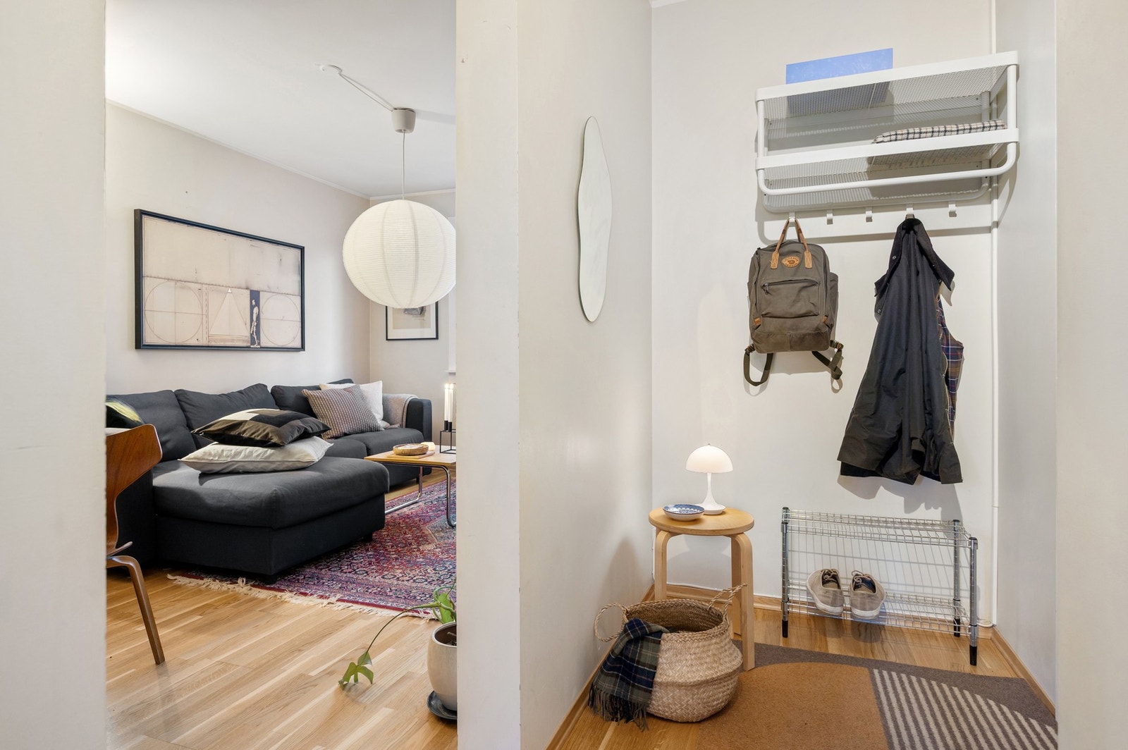 Entréen har god plass til oppbevaring av sko og yttertøy, og leiligheten disponerer i tillegg 3 boder - én på loft og to i kjeller. Galleribilde