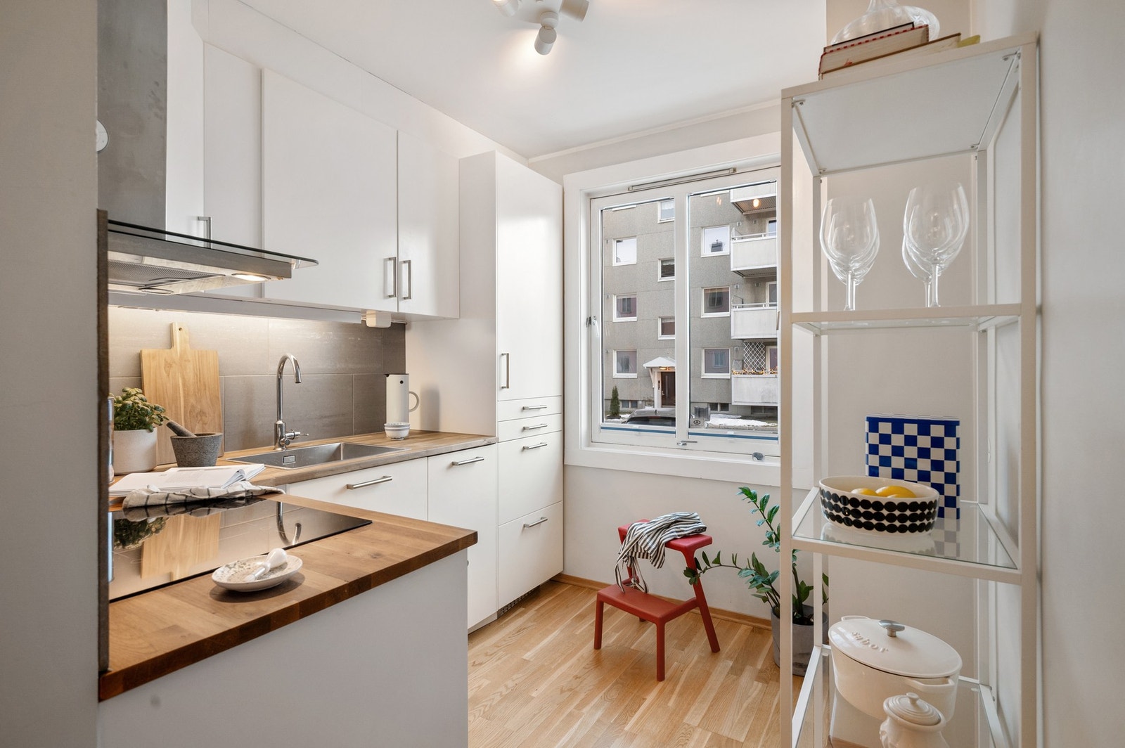 Pent og moderne kjøkken fra 2016, vurdert til TG1 av takstmann. Galleribilde