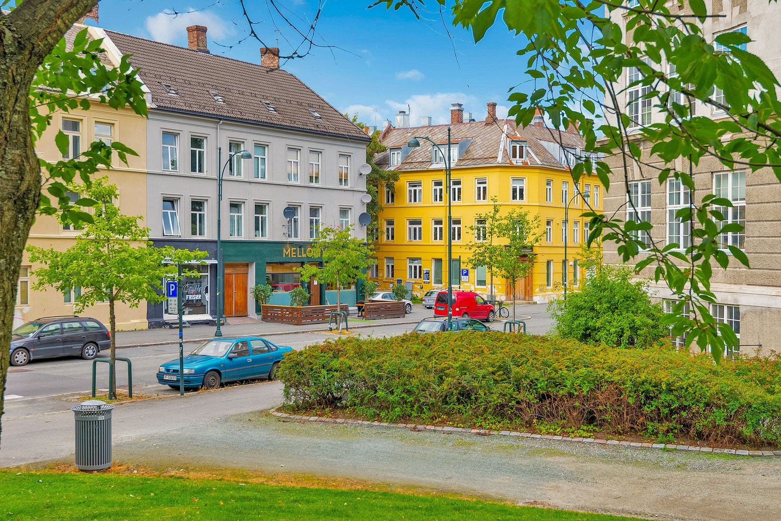 Det er kort avstand til sentrum der man kan finne det meste av dagligvare, klesbutikker, apotek, treningssentre og en rekke restauranter og kaféer. Galleribilde