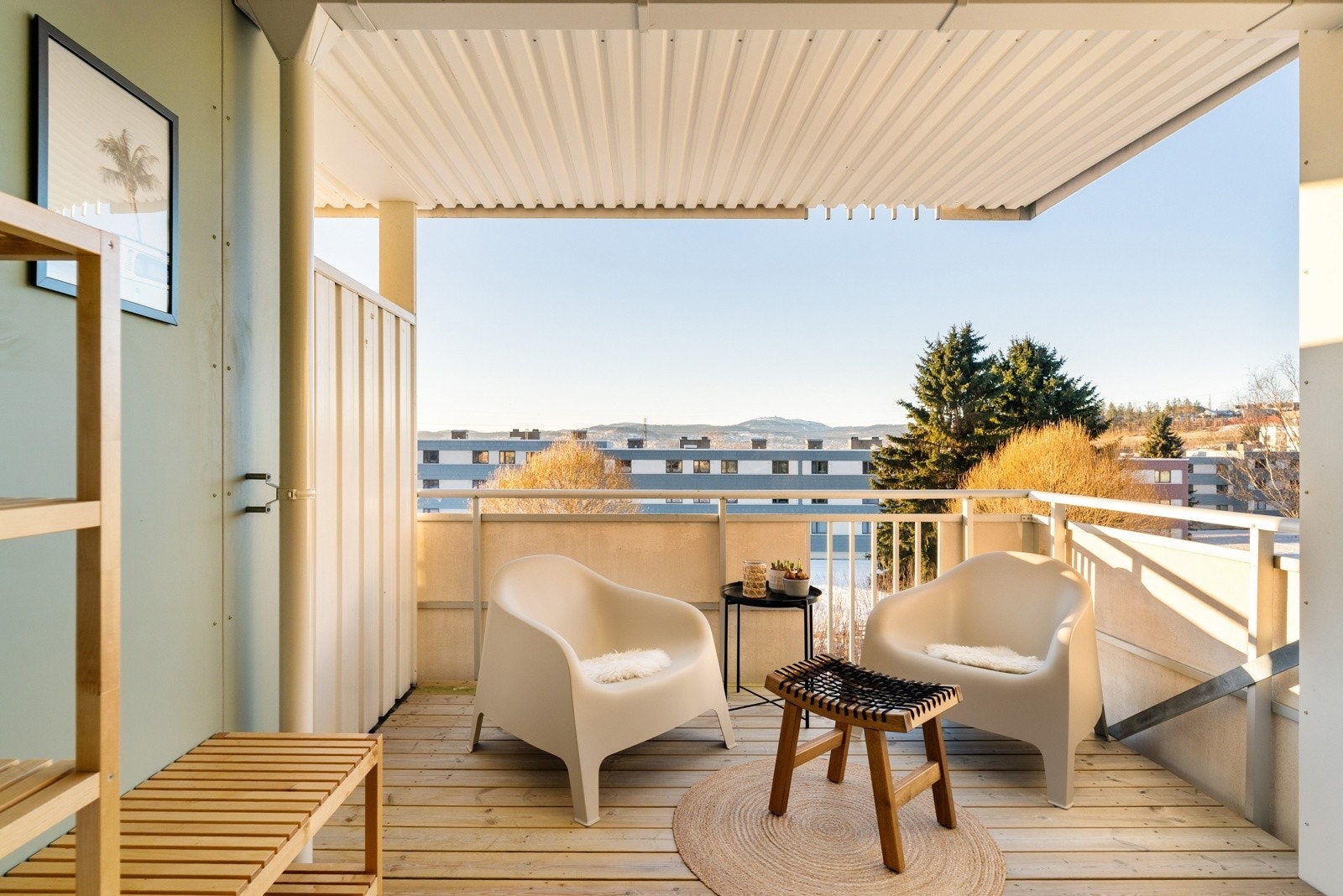 Leiligheten byr på en rekke attraktive kvaliteter som solrik balkong, flott utsikt, god planløsning og rikelig med lagringsplass. Galleribilde