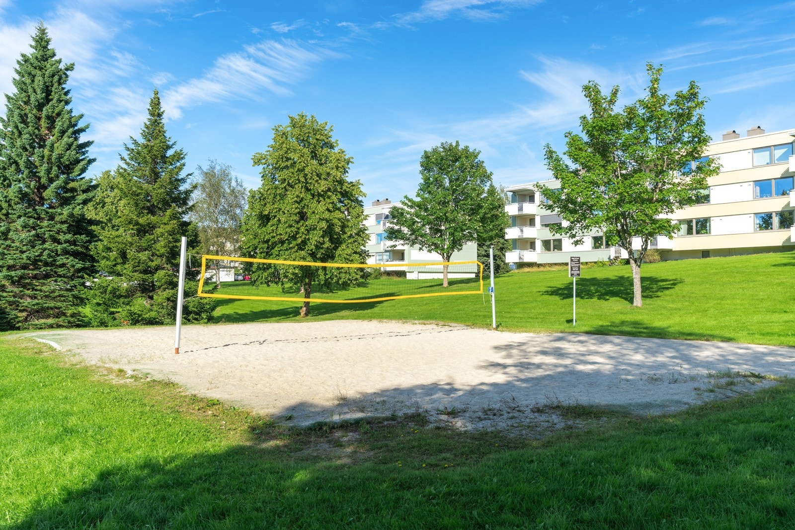 Borettslaget har pent opparbeidede fellesfasiliteter som en sandvolleyballbane som fritt kan benyttes av beboere. Galleribilde