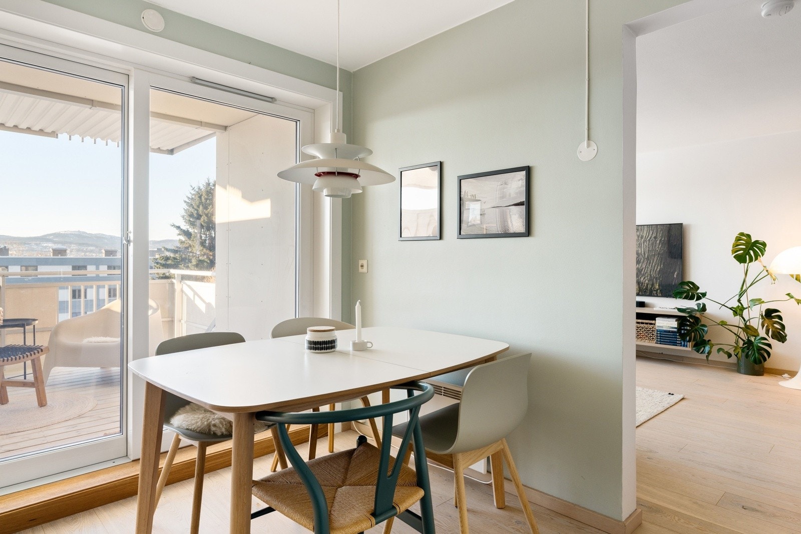 På kjøkkenet er det plass til et hyggelig spisebord. Galleribilde