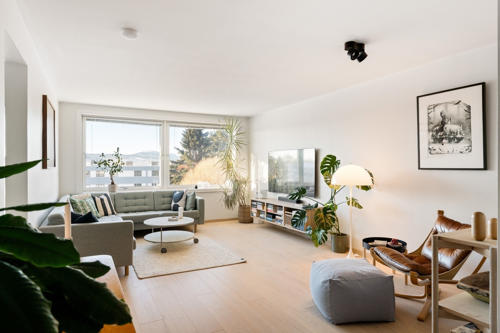 Proaktiv Eiendomsmegling ved Tore Resell har gleden av å presentere en romslig og innbydende 4-roms leilighet med familievennlig og attraktiv beliggenhet. Galleribilde