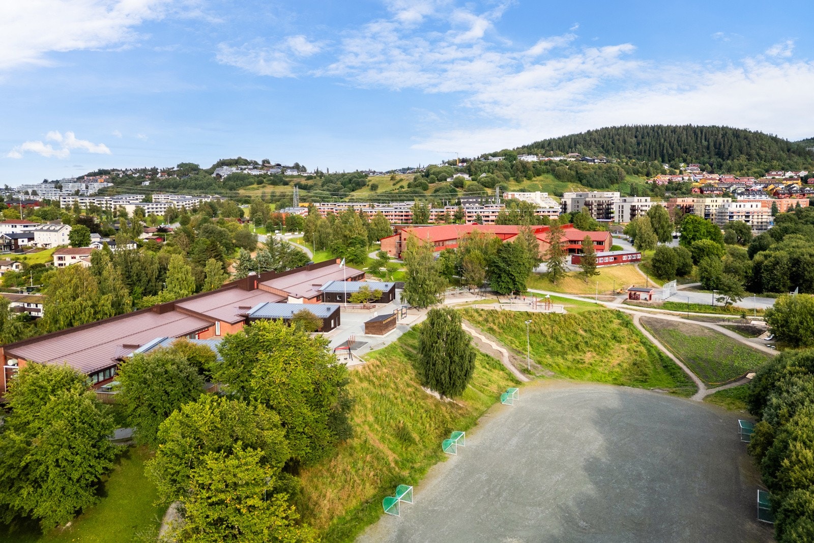 Fra boligen er det kort gangavstand til både skoler og barnehager. Steindal barneskole og Hoeggen ungdomsskole er praktisk plassert ved siden av hverandre, og skoleveien anses som trygg. Galleribilde