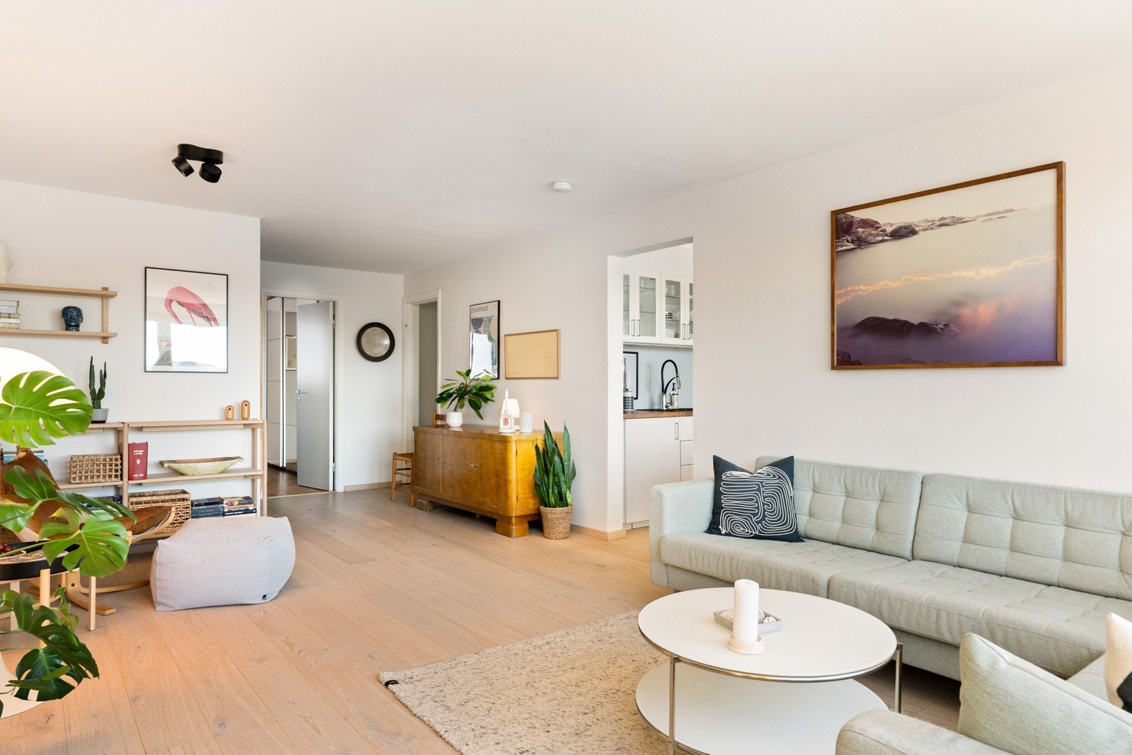 De lyse veggflatene gir et nøytralt og fleksibelt uttrykk som enkelt lar seg tilpasse ulike møbleringsløsninger. Galleribilde