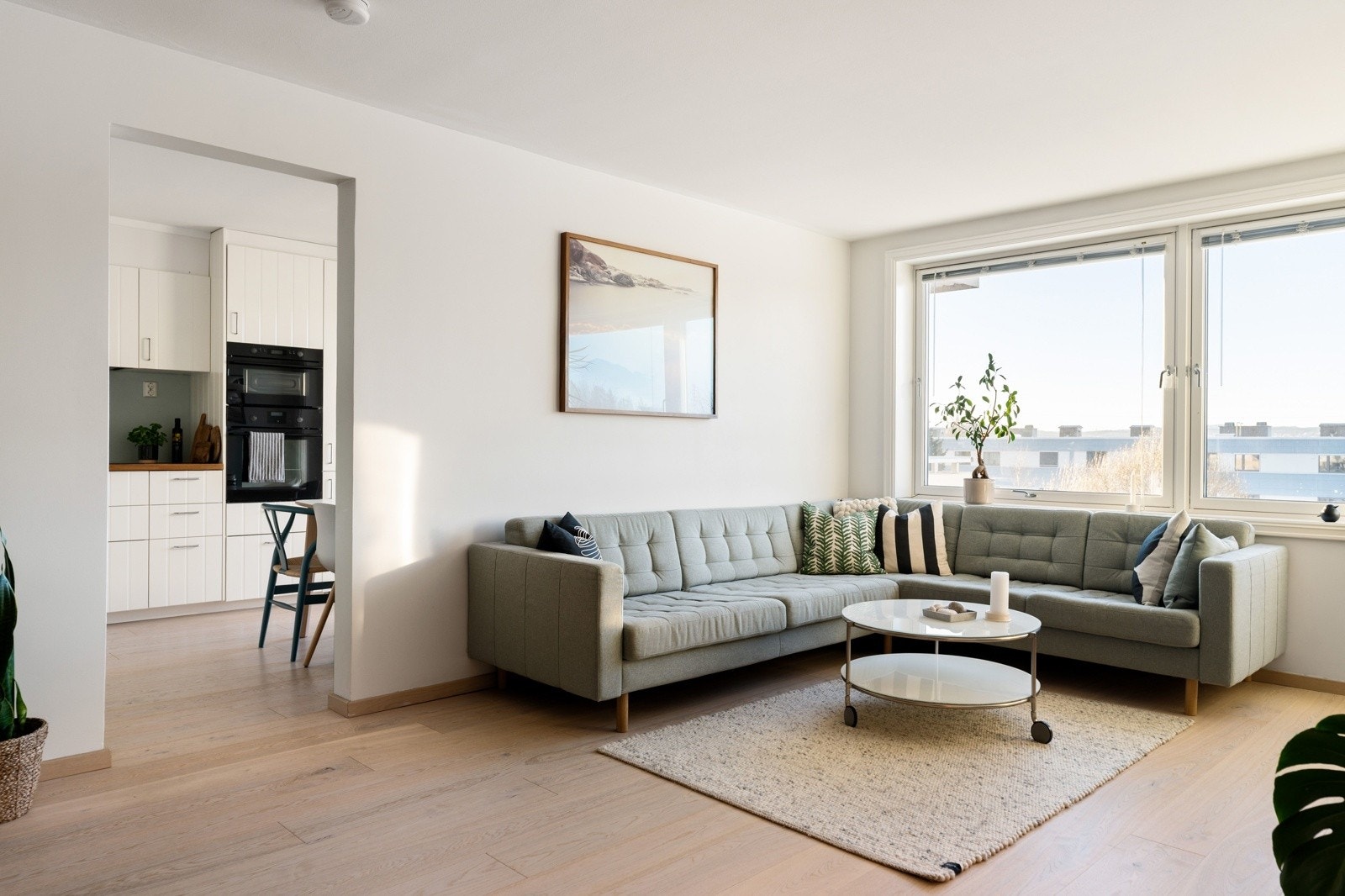 Leiligheten har et flott 1-stavs gulv og veggene er malt i duse og tidsriktige fargetoner. Galleribilde