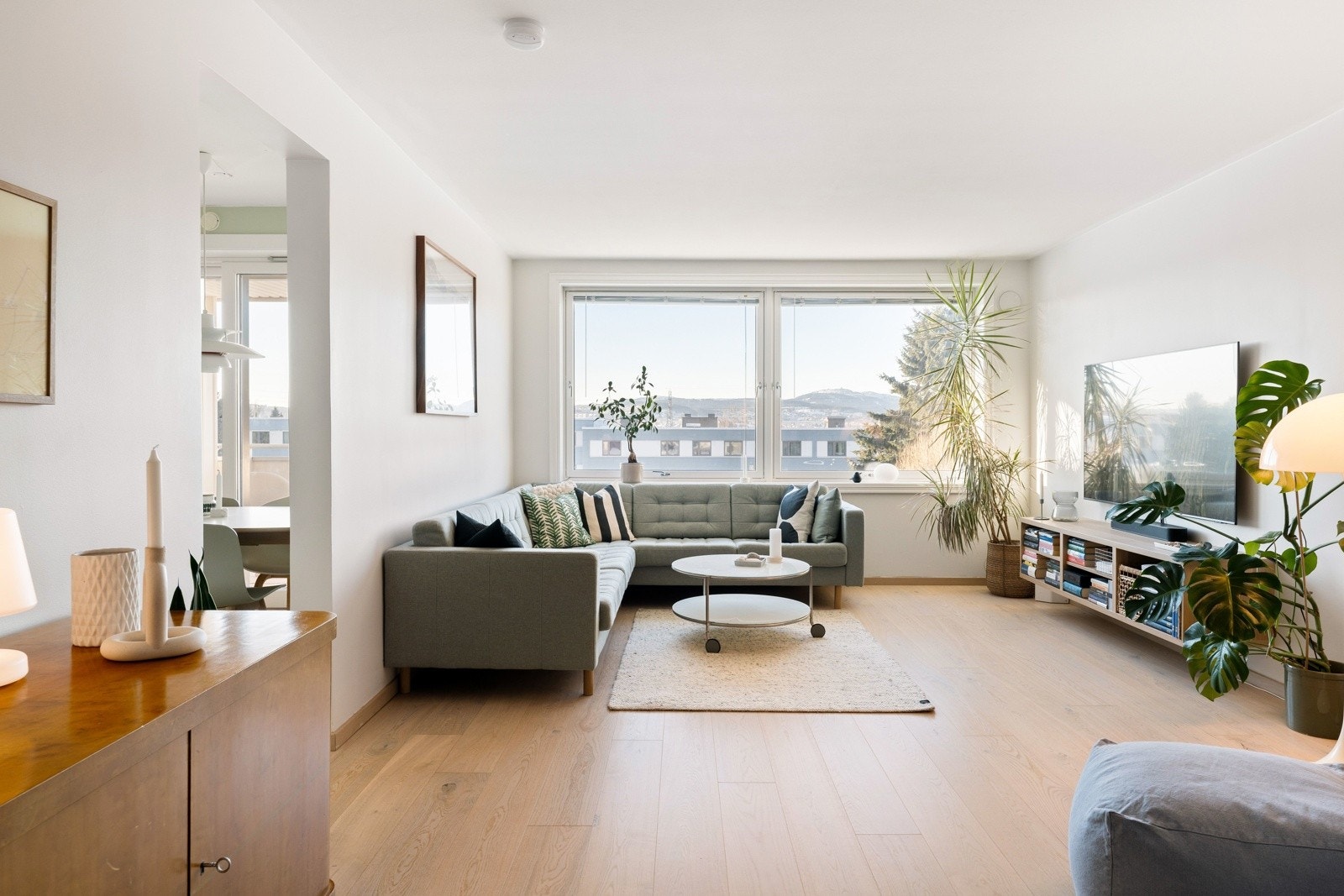 Stuen har en god utforming med plass til stor sofagruppe, mediemøblement og øvrige stuemøbler. Galleribilde