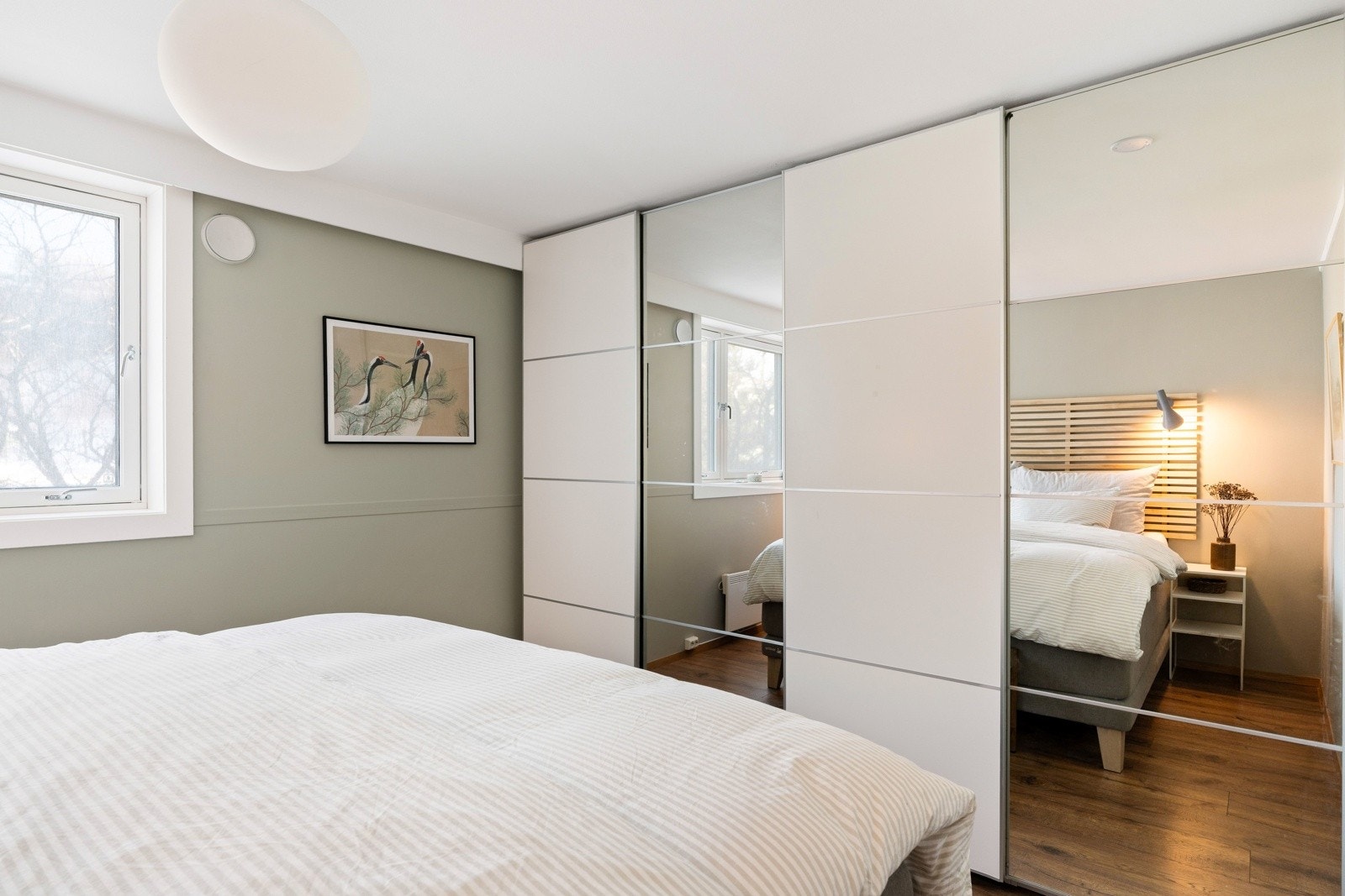 Hovedsoverommet har god plass til dobbeltseng med tilhørende møblement, og rommet er innredet med skyvedørsgarderobe. Galleribilde