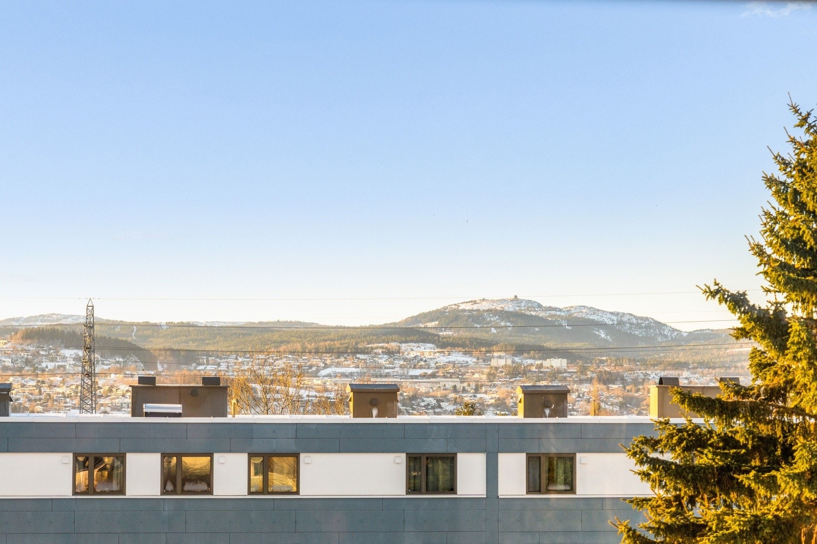 Fra balkongen har man en flott utsikt mot Gråkallen og hyggelig utsyn mot borettslagets grønne fellesarealer. Galleribilde