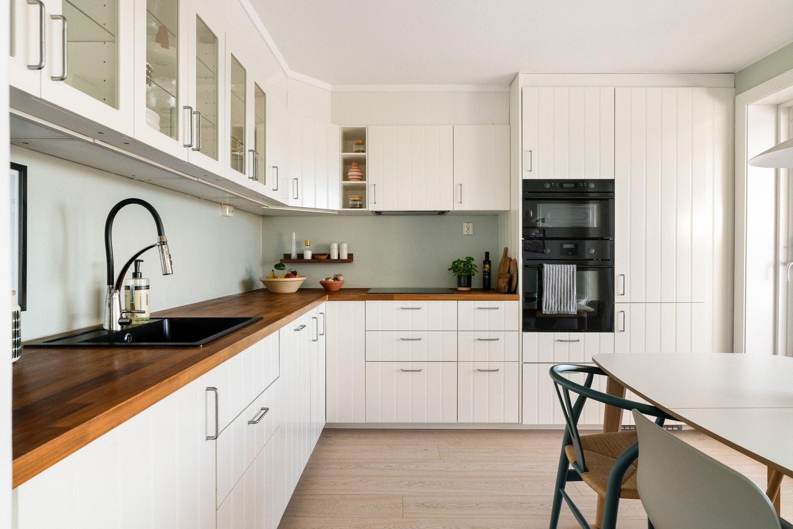 Kjøkkenet fremstår som praktisk og innbydende med rikelig oppbevaringsplass i over og underskap. Galleribilde