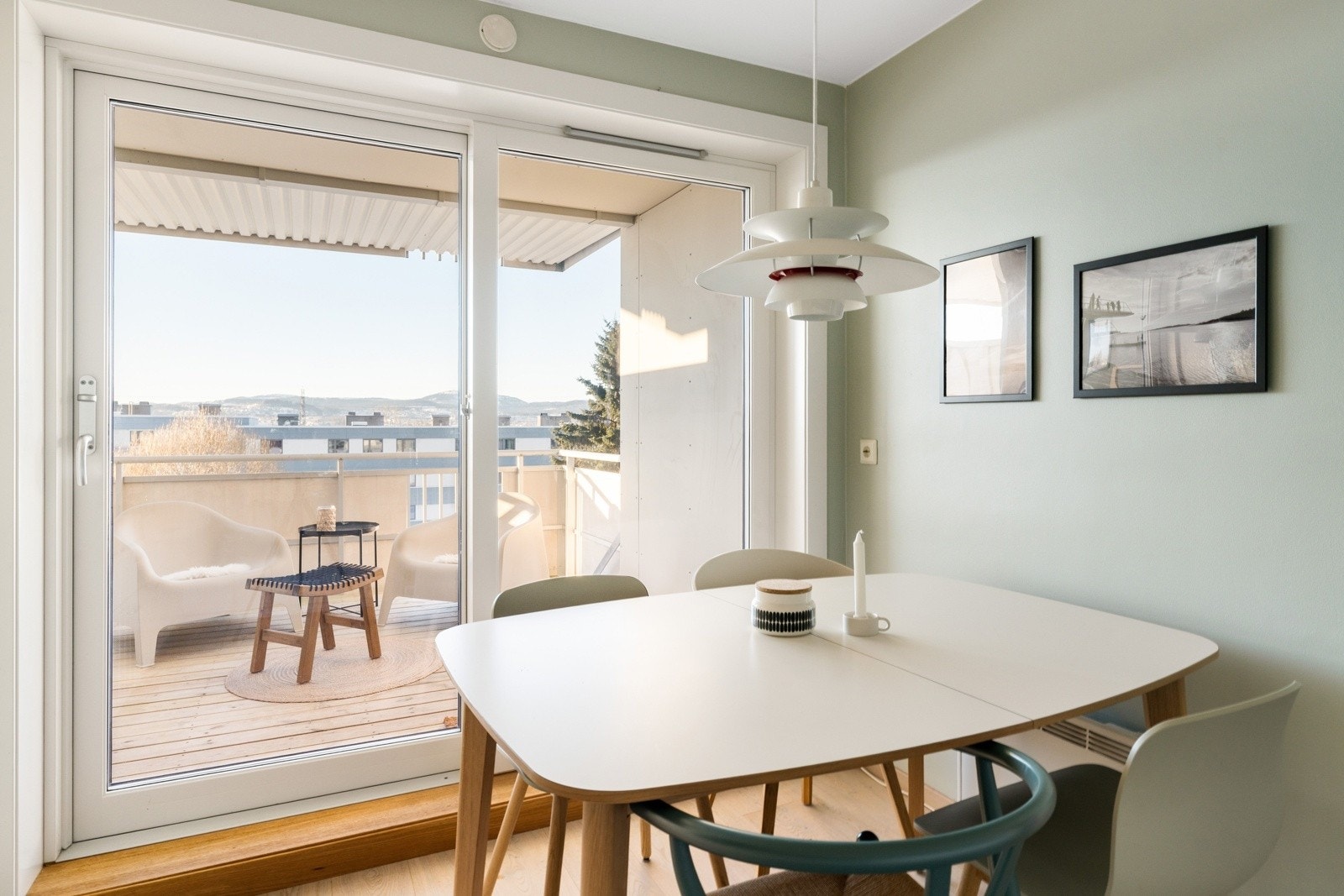 Fra kjøkkenet er det utgang til balkongen via skyvedør som gir godt lysinnslipp. Galleribilde