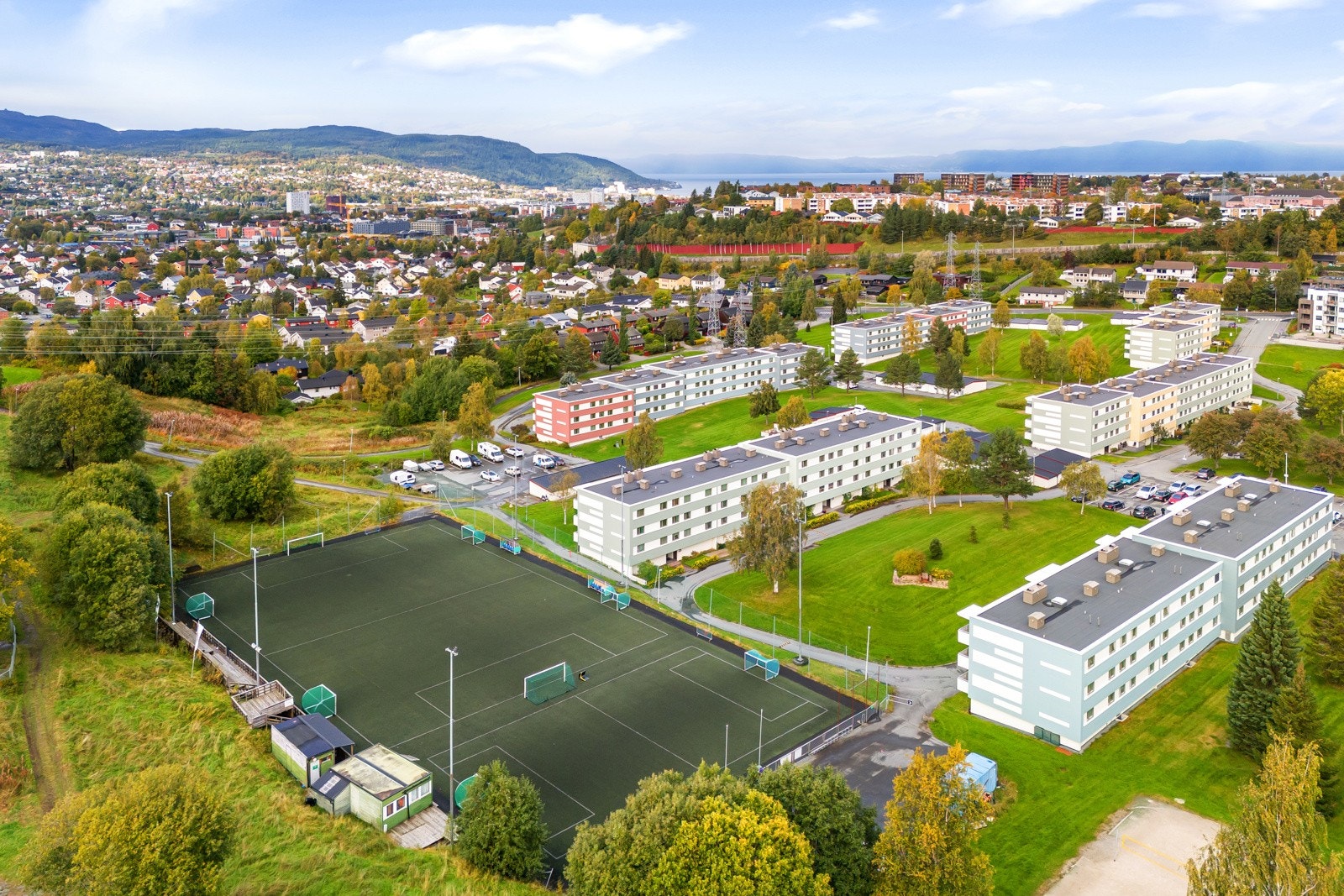 Othilienborg fotballbane ligger like ved. Othilienborg I.L har hovedfokus på fotball og driver også alpinanlegget Steinan skitrekk. Galleribilde