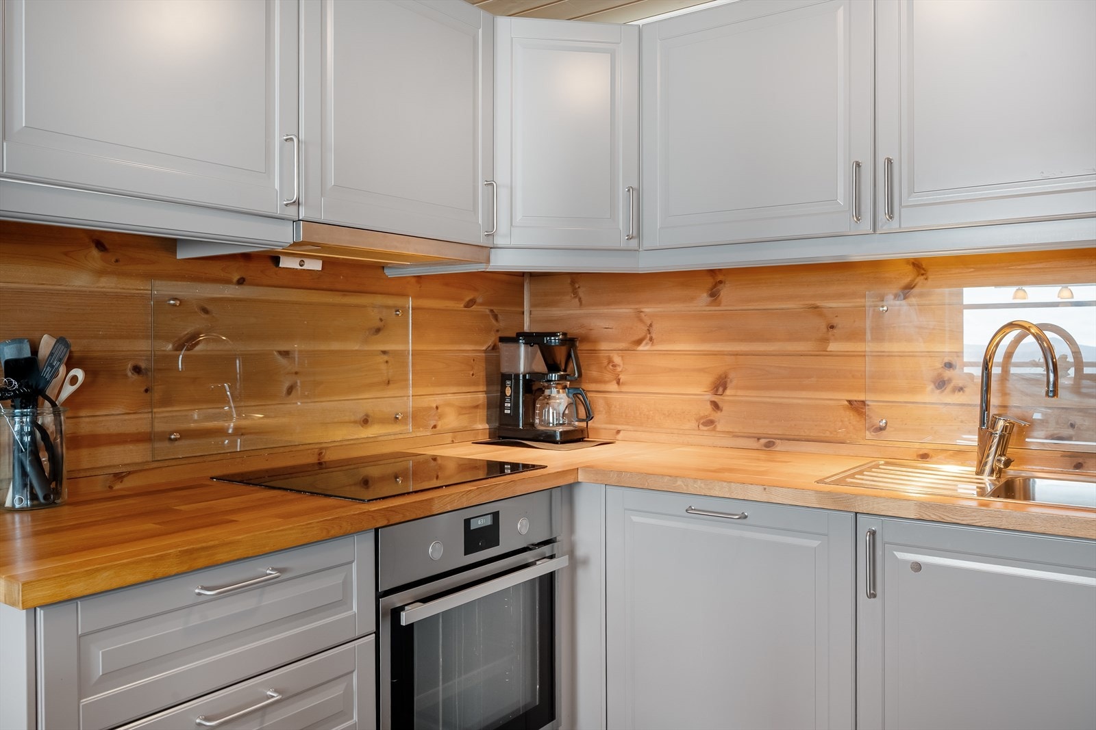 Kjøkkeninnredningen er fra Ikea og har grå, profilerte fronter og laminert benkeplate. Galleribilde