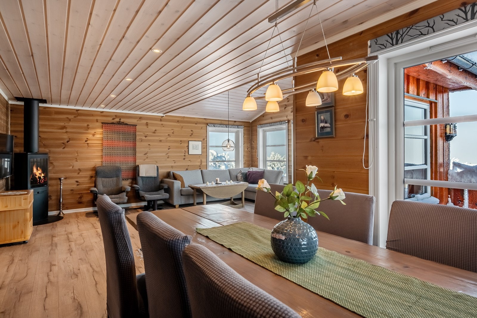 Oppholdsrommet har store vindusflater for rikelig med naturlig lysinnslipp samt fin utsikt. Galleribilde