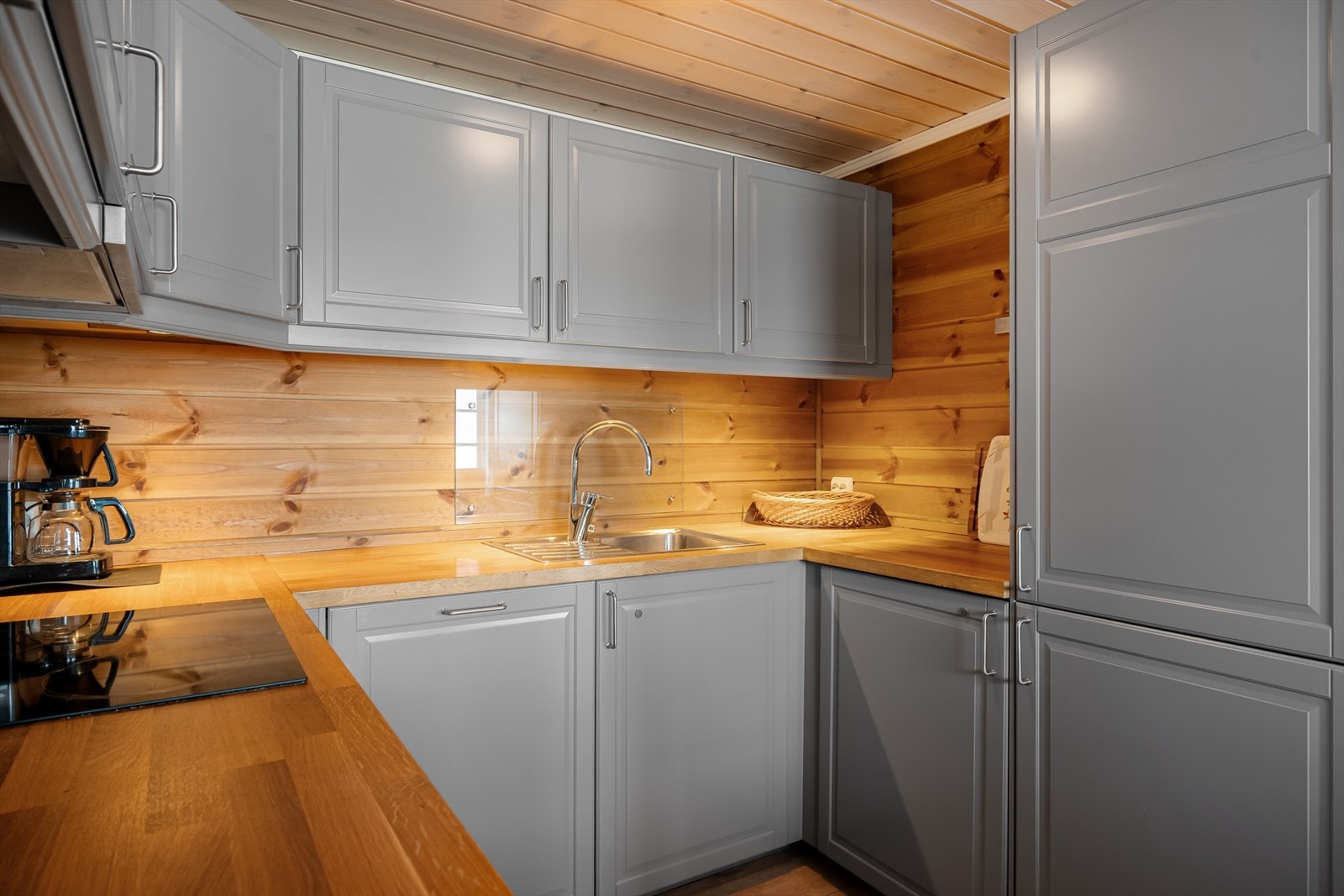 Innredningen byr på god benkeplass og rikelig med oppbevaring i overskap og underskap. Galleribilde