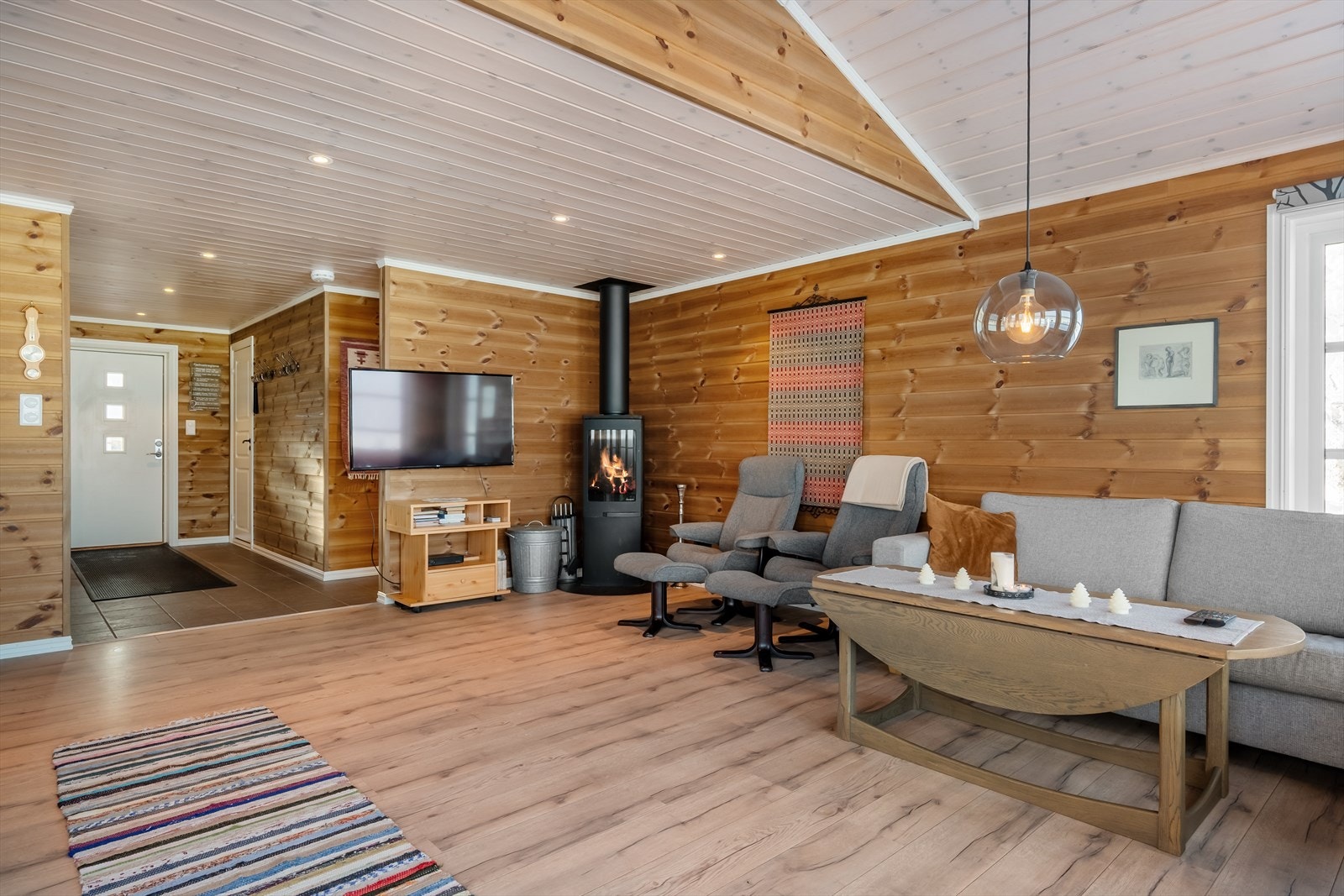 Hytta har vedovn for lun og behagelig varme på kalde dager. Galleribilde