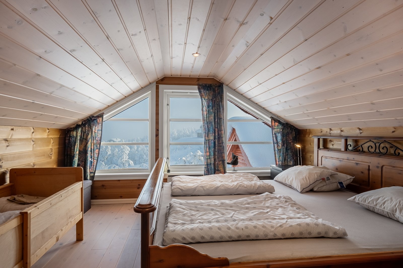 Hemsrom. Ikke måleverdig grunnet takhøyde, men god plass. Galleribilde