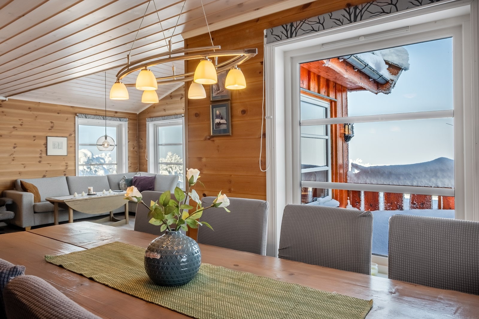 I forlengelse av kjøkkenet har man plass til spisegruppe. Galleribilde