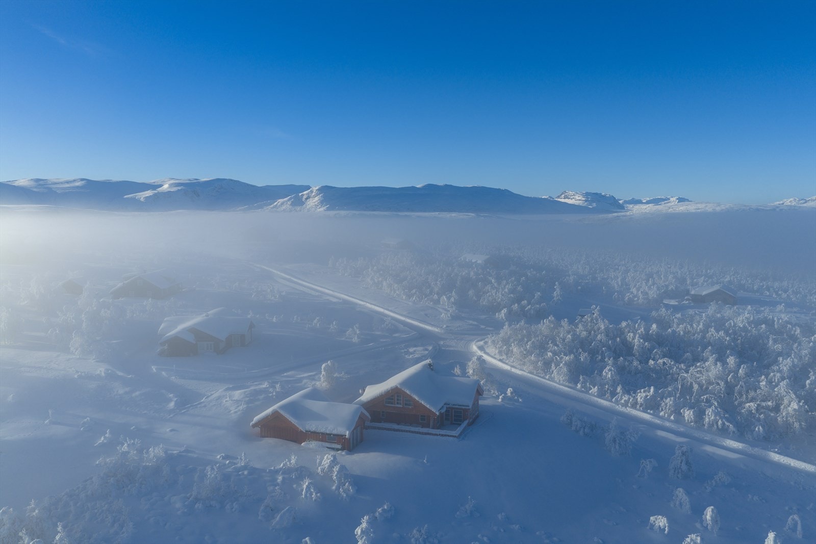 Røn sentrum ligger en kort kjøretur unna og tilbyr dagligvarebutikk, bensinstasjon og øvrige lokale servicetilbud Galleribilde