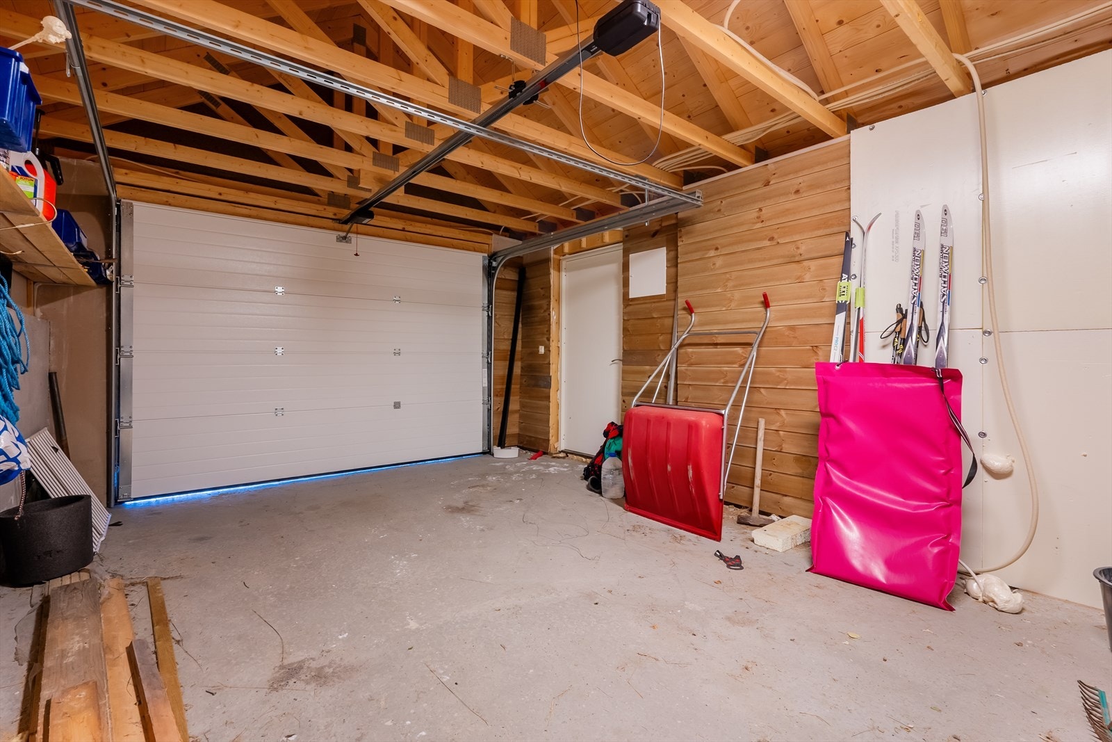 Garasje med elektrisk garasjeport. Galleribilde