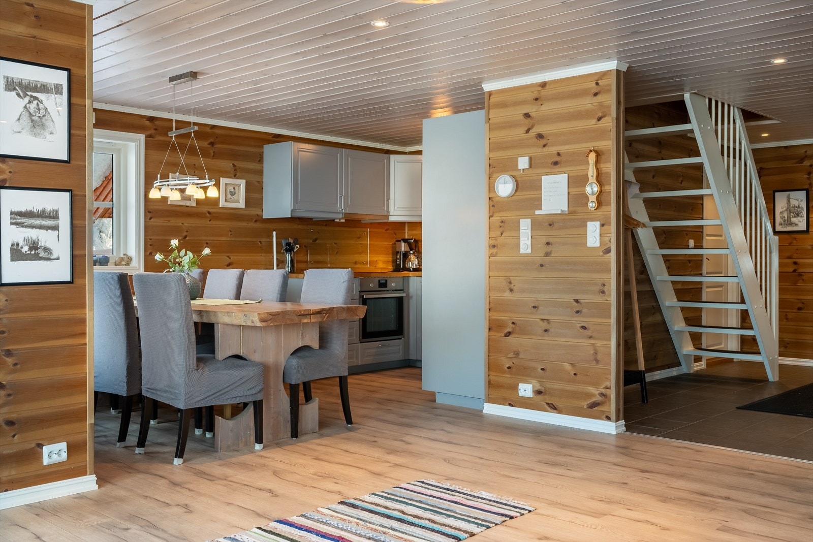 Hytta byr på åpen stue- og kjøkkenløsning som gir et hyggelig samlingspunkt for familie og venner. Galleribilde