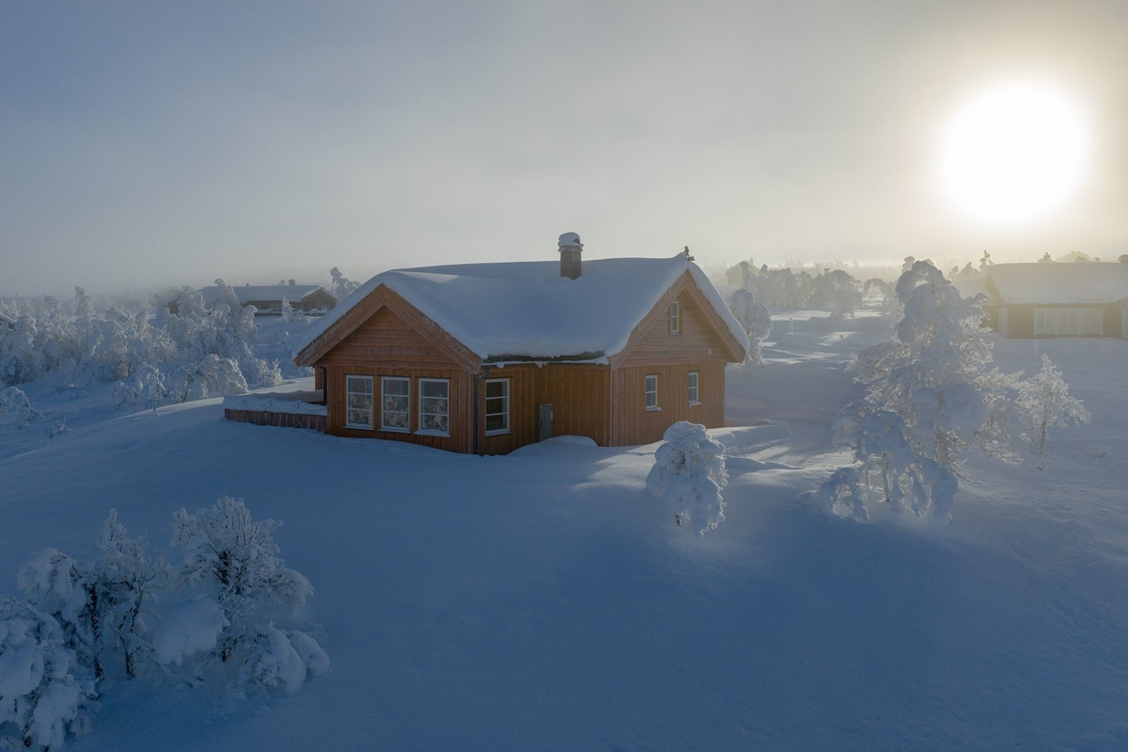 Dette er en beliggenhet som kombinerer det beste av fjell og skog med god tilgjengelighet, og som gir et ideelt utgangspunkt for både avslappende helger og aktive ferier - året rundt. Galleribilde
