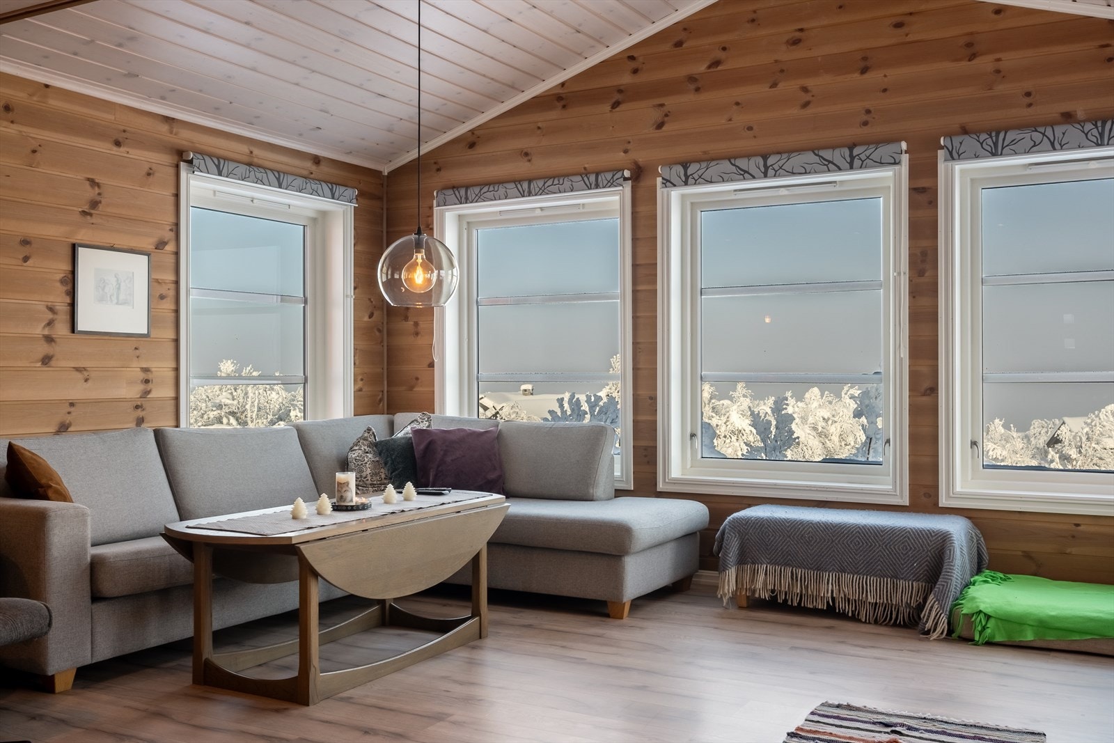 Stuen byr på flere møbleringsmuligheter og det er god plass til sofaseksjon og tilhørende mediemøblement. Galleribilde