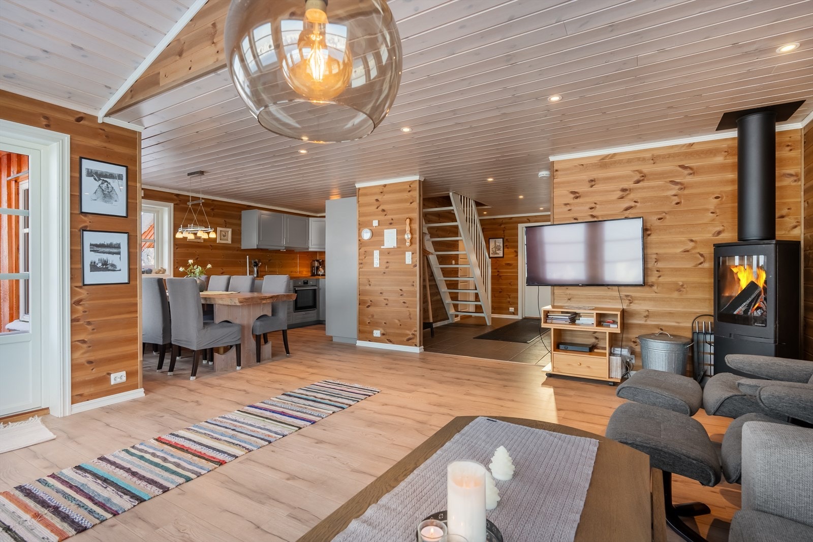 Det er laminat på gulv, trepanel på vegger og i himling er det montert downlights. Galleribilde