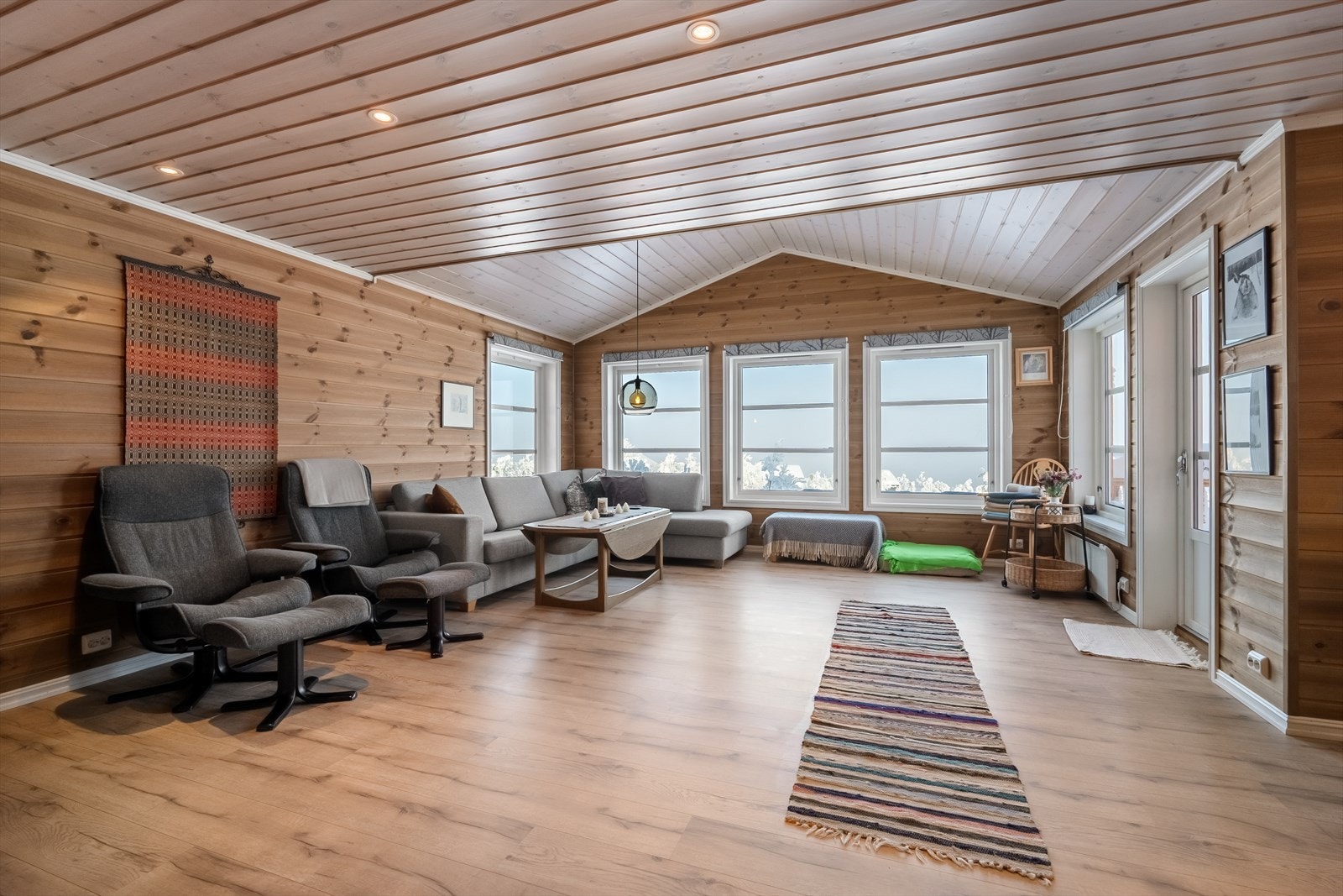 Fra stuen er det utgang til terrasse på 33 kvm. Galleribilde