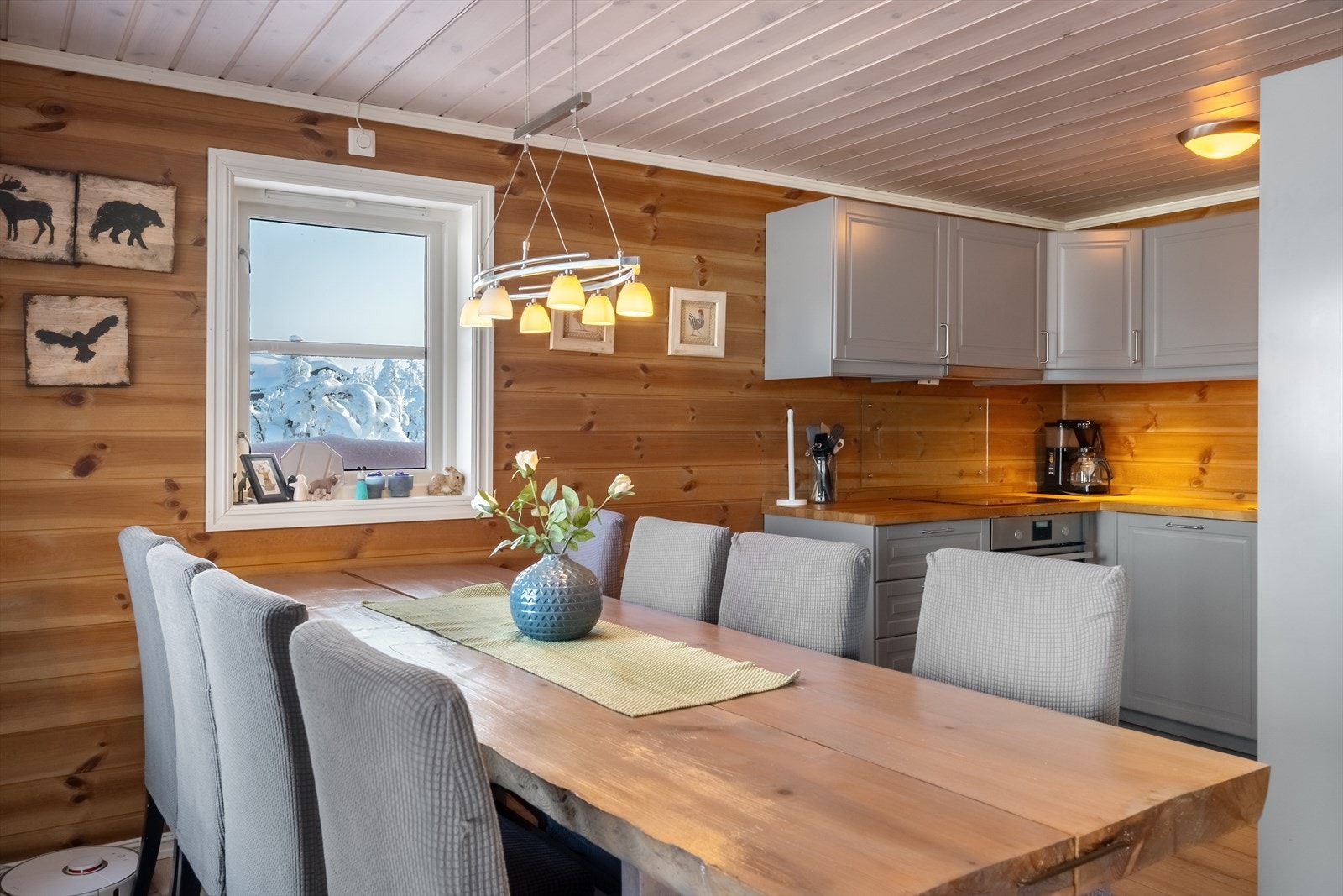 Kjøkkenet har integrert koketopp, stekeovn, oppvaskmaskin og kombi kjøl-/frys. Galleribilde