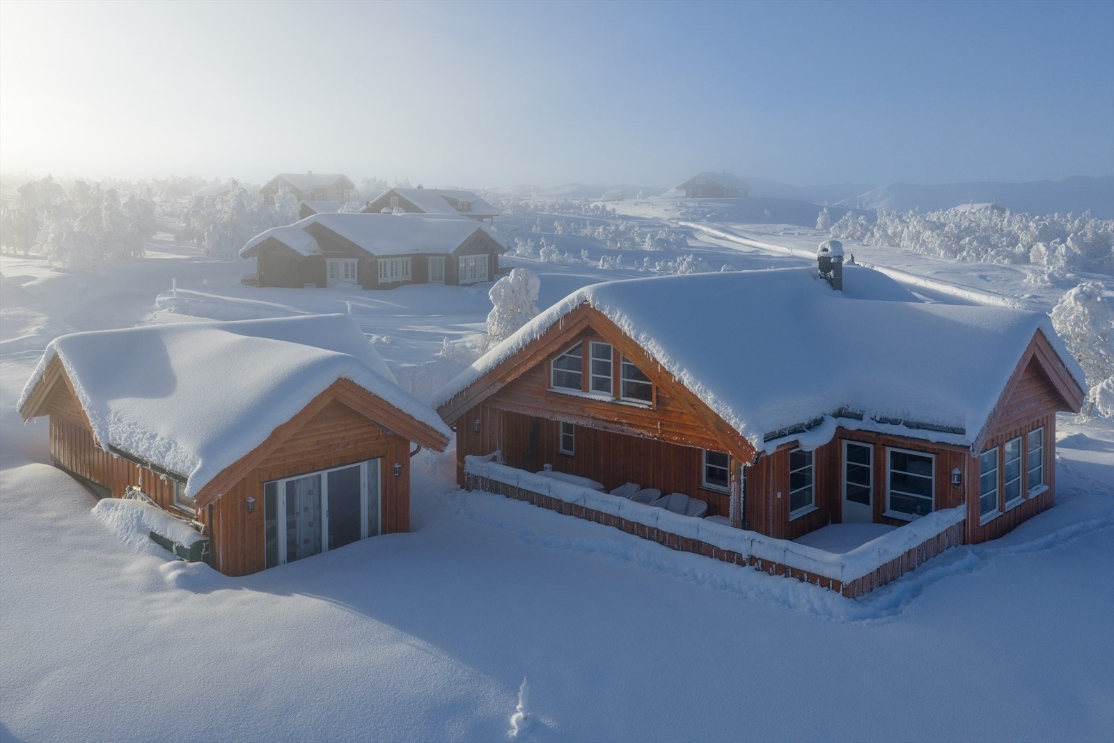 Utvendig kledning ble oljet i 2023 og det ble drenert rundt garasjen i 2023. Galleribilde