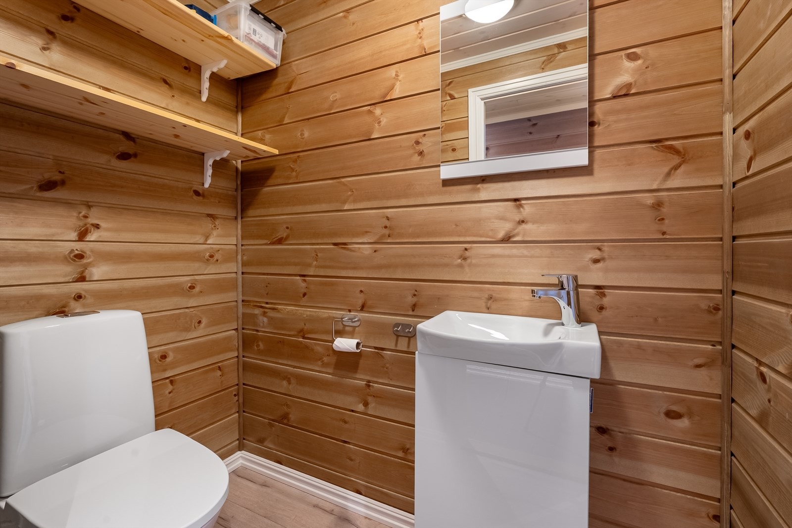 WC-rom innredet med klosett og servantinnredning. Galleribilde