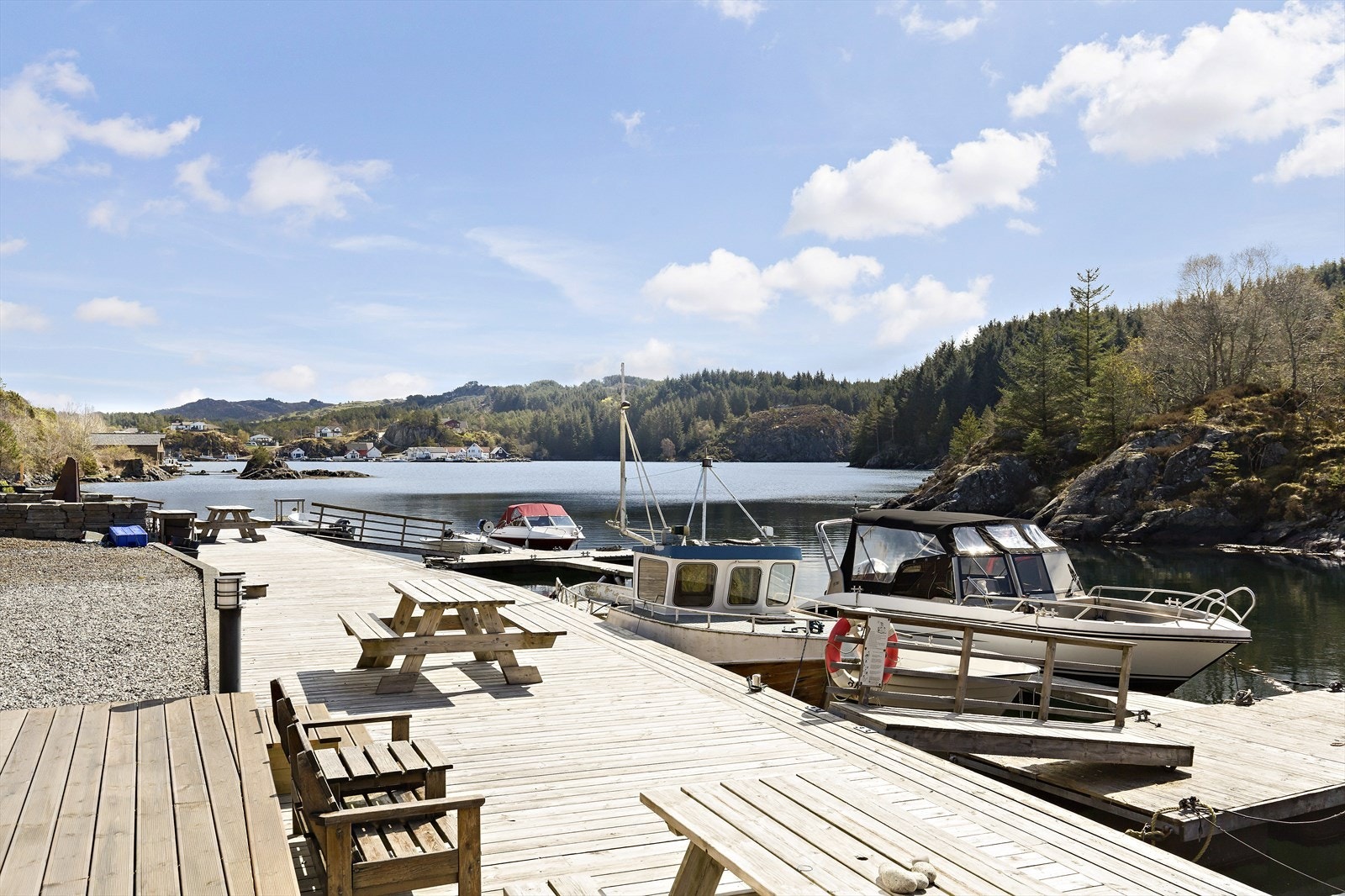 Tomten ligger innerst i en lun vik. Galleribilde