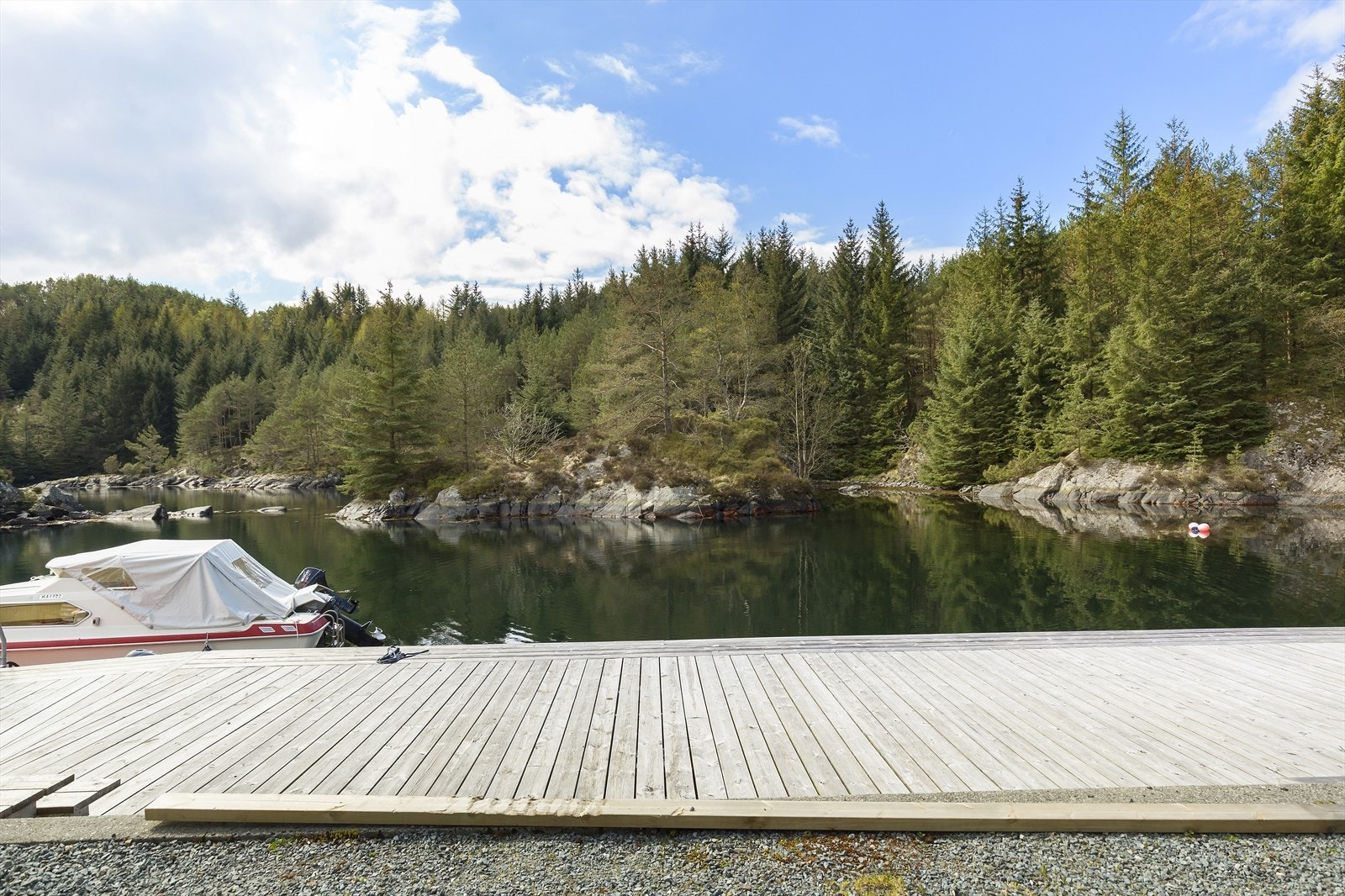 Idyllisk solrikt og lunt område. Galleribilde