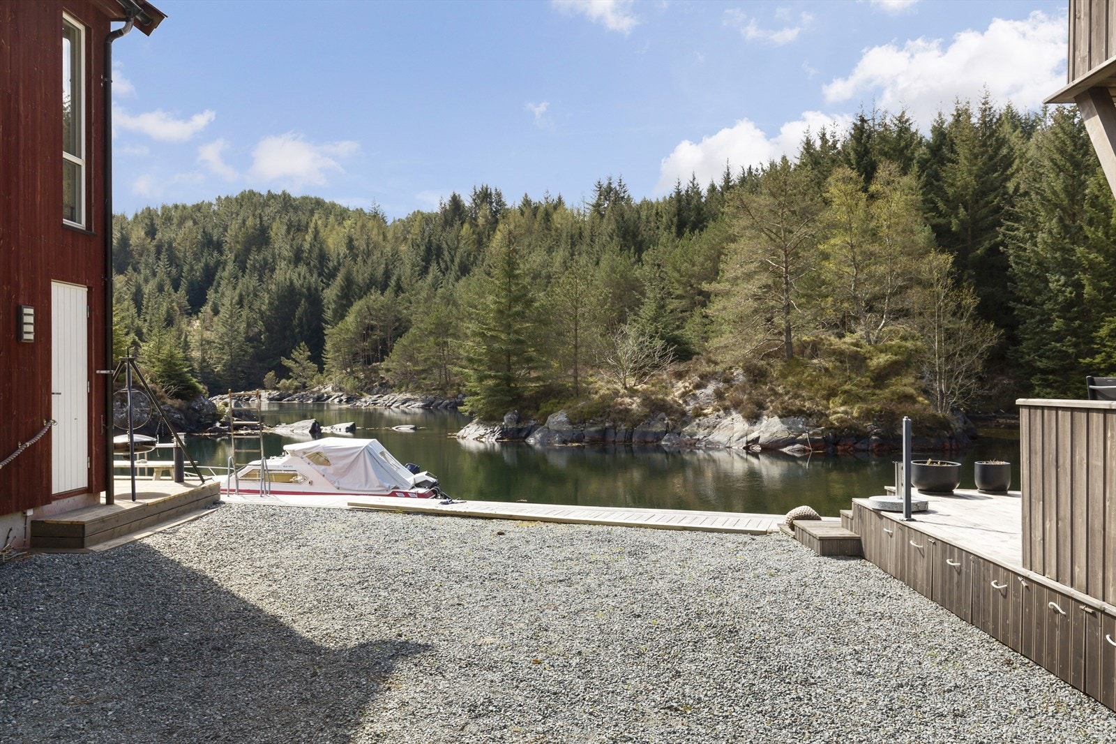 Tomten har opparbeidet kai i front. Galleribilde